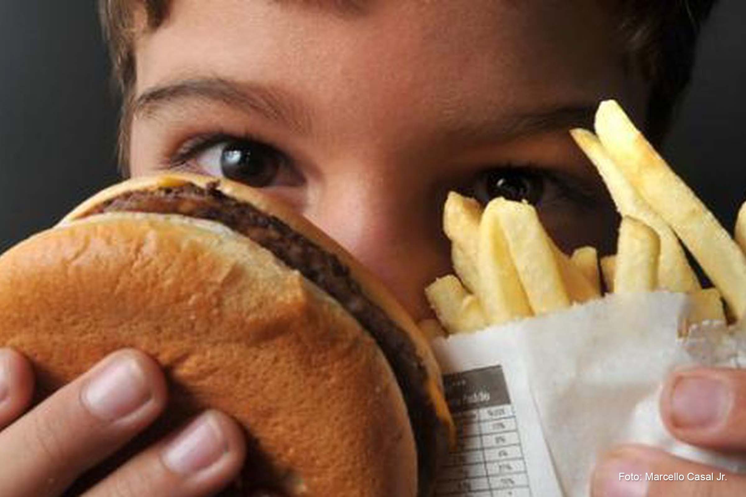95% das crianças de dois a quatro anos consomem alimentos ultraprocessados como biscoito recheado.