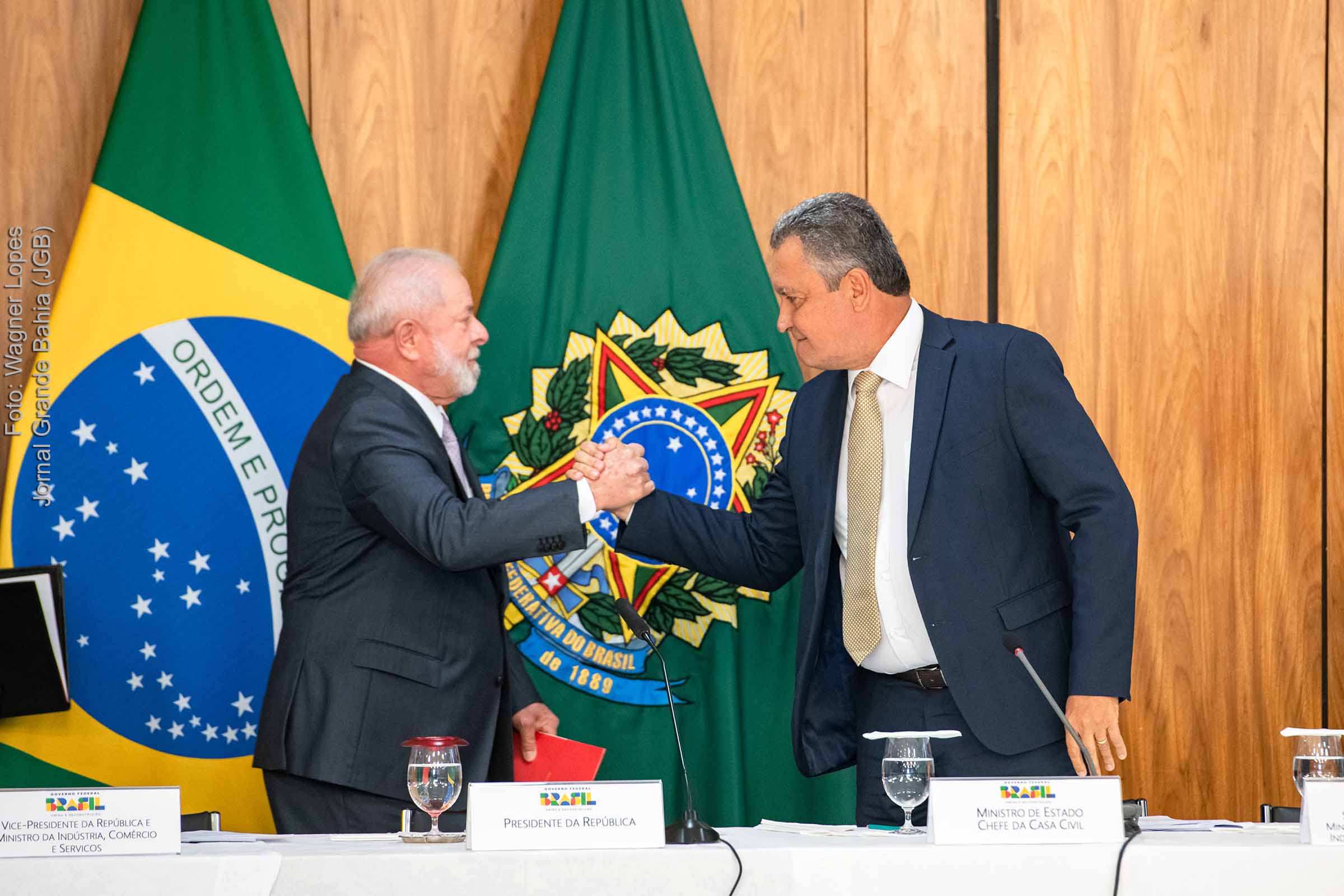 Presidente Lula parabeniza ministro Rui Costa por desempenho na Casa Civil.