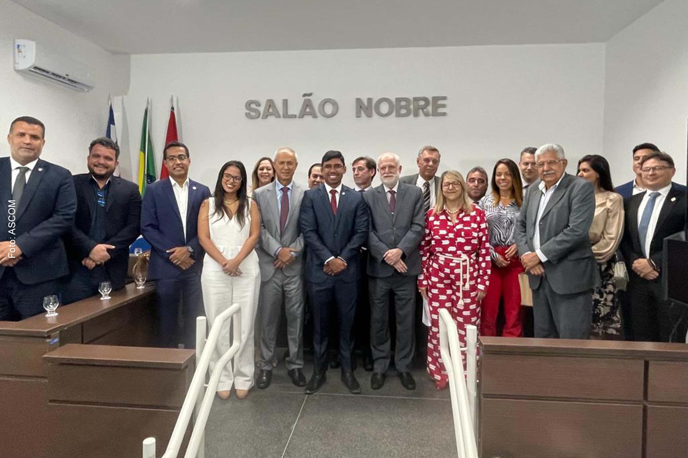 Desembargador Presidente, entre as autoridades locais, servidores e demais presentes.