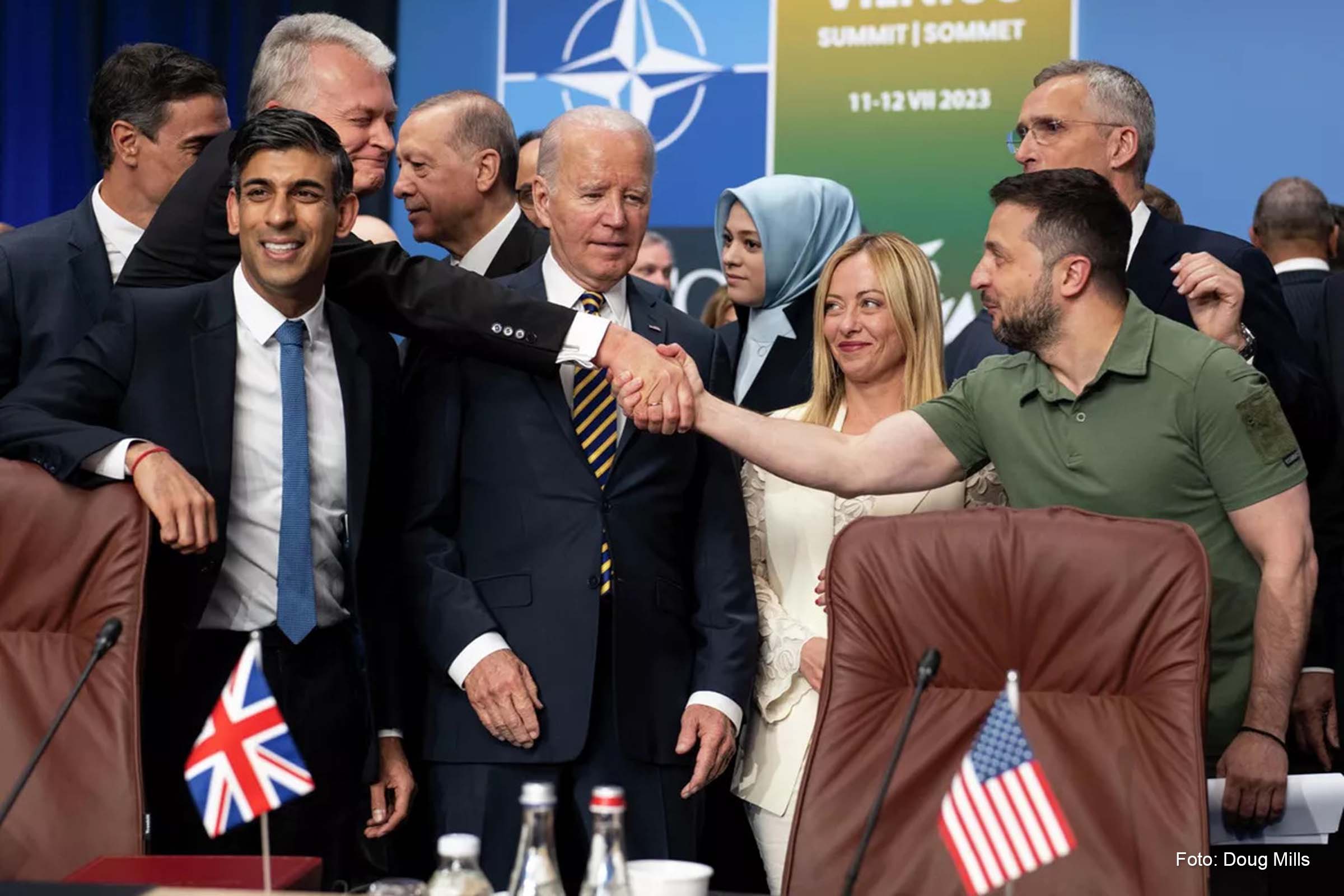 Presidente ucraniano, Vladimir Zelensky, entre os líderes dos países da OTAN na cúpula da Aliança Atlântica.