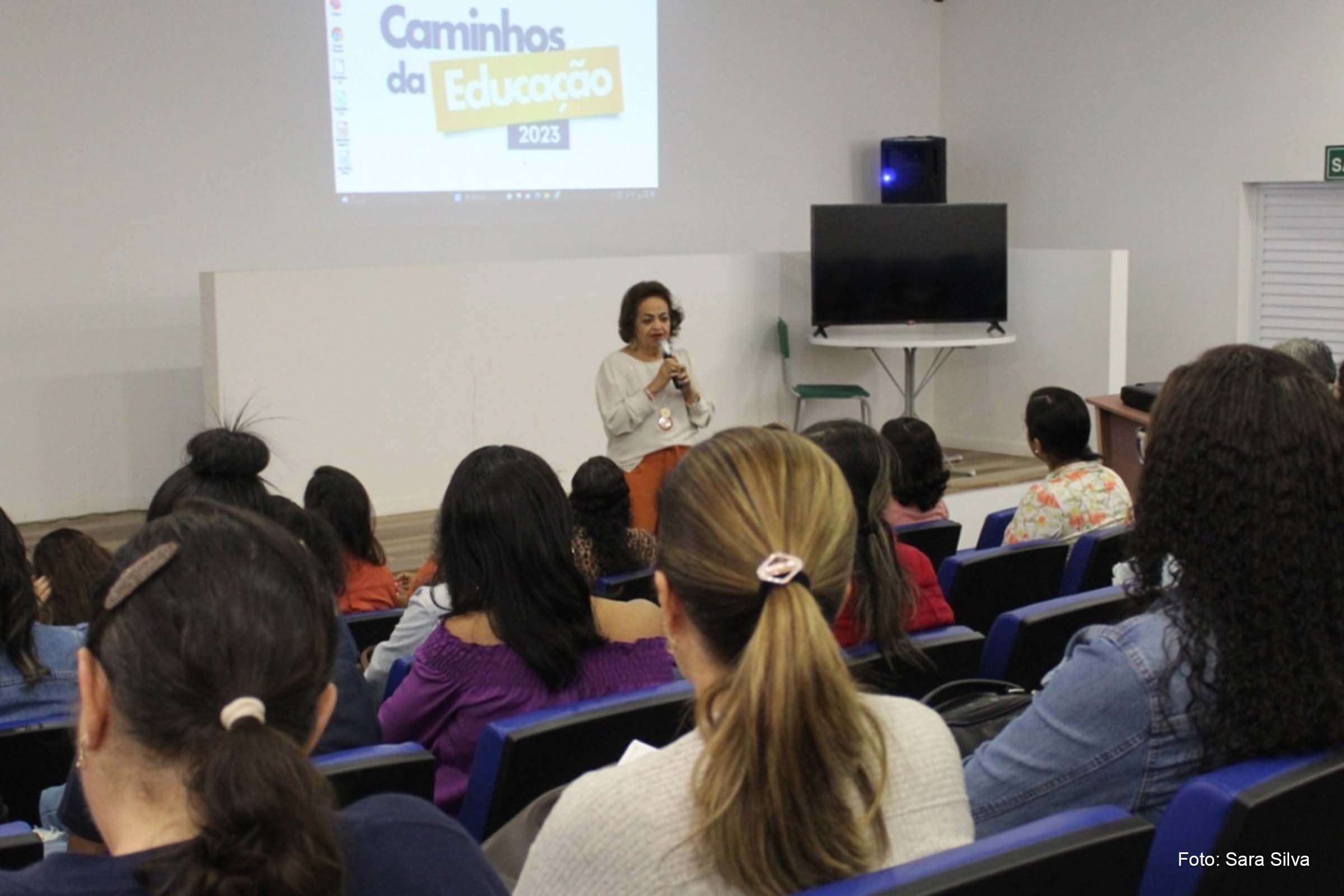 O encontro está acontecendo no Centro Municipal Integrado de Educação Inclusiva Colbert Martins da Silva.