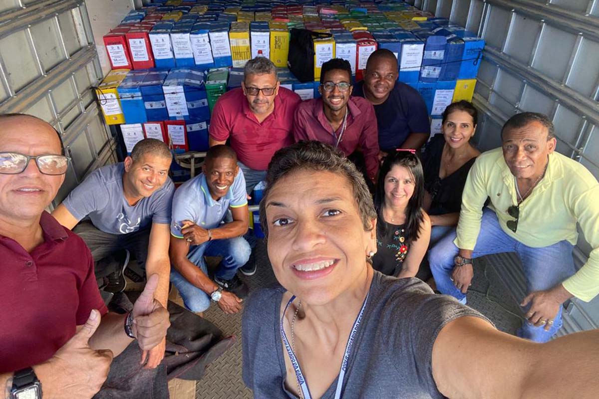 Os papéis são levados para o Arquivo Central do Tribunal de Justiça da Bahia, instalado nas dependências da Empresa Gráfica.