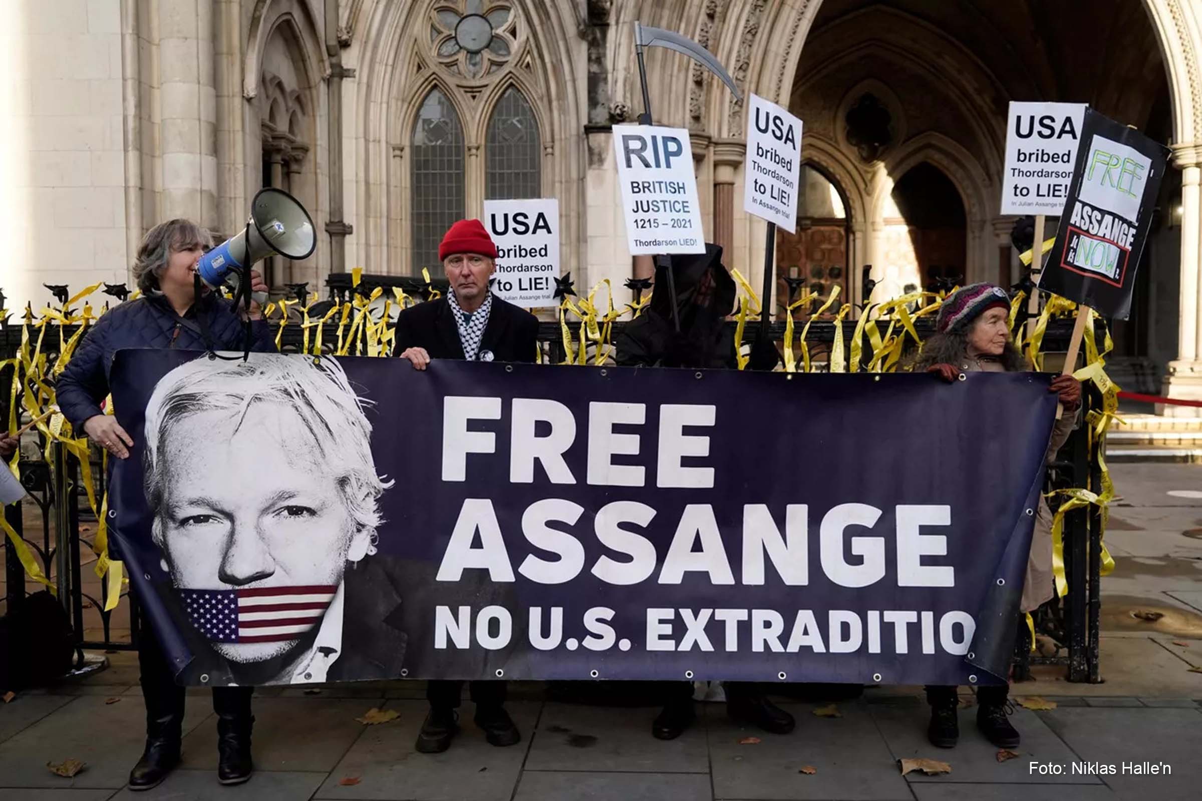 Três outros jornalistas que trabalharam anteriormente com Assange foram contatados pela polícia.