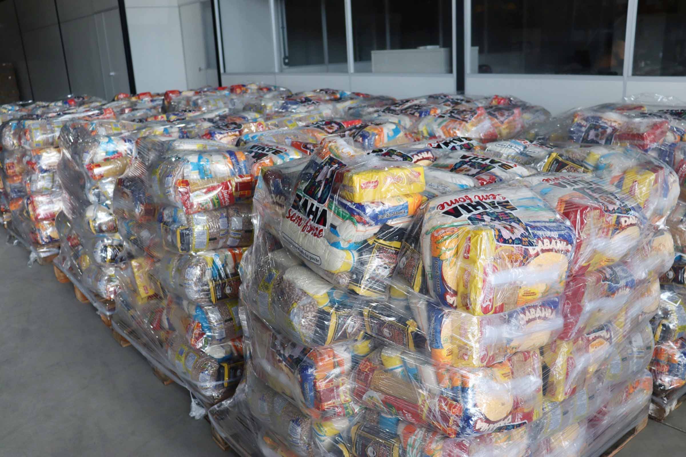 SDE articula doação de mil cestas básicas para o Programa Bahia Sem Fome; Acelen realizou a entrega ao Governo da Bahia