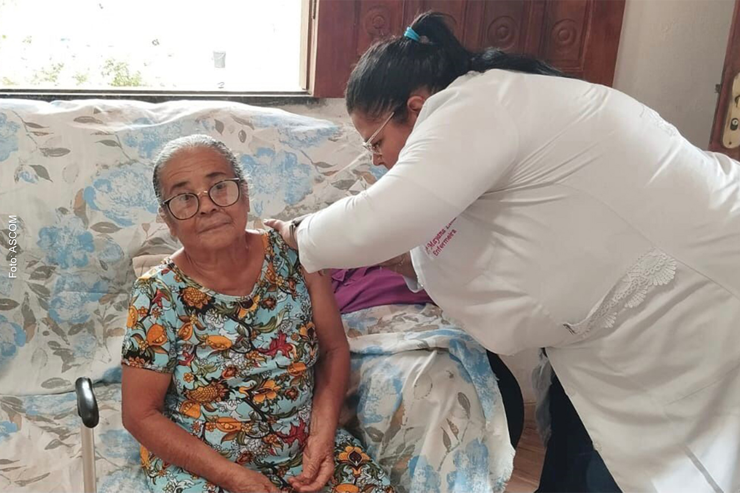 A equipe de imunização disponibiliza os imunizantes para atualização da caderneta vacinal.