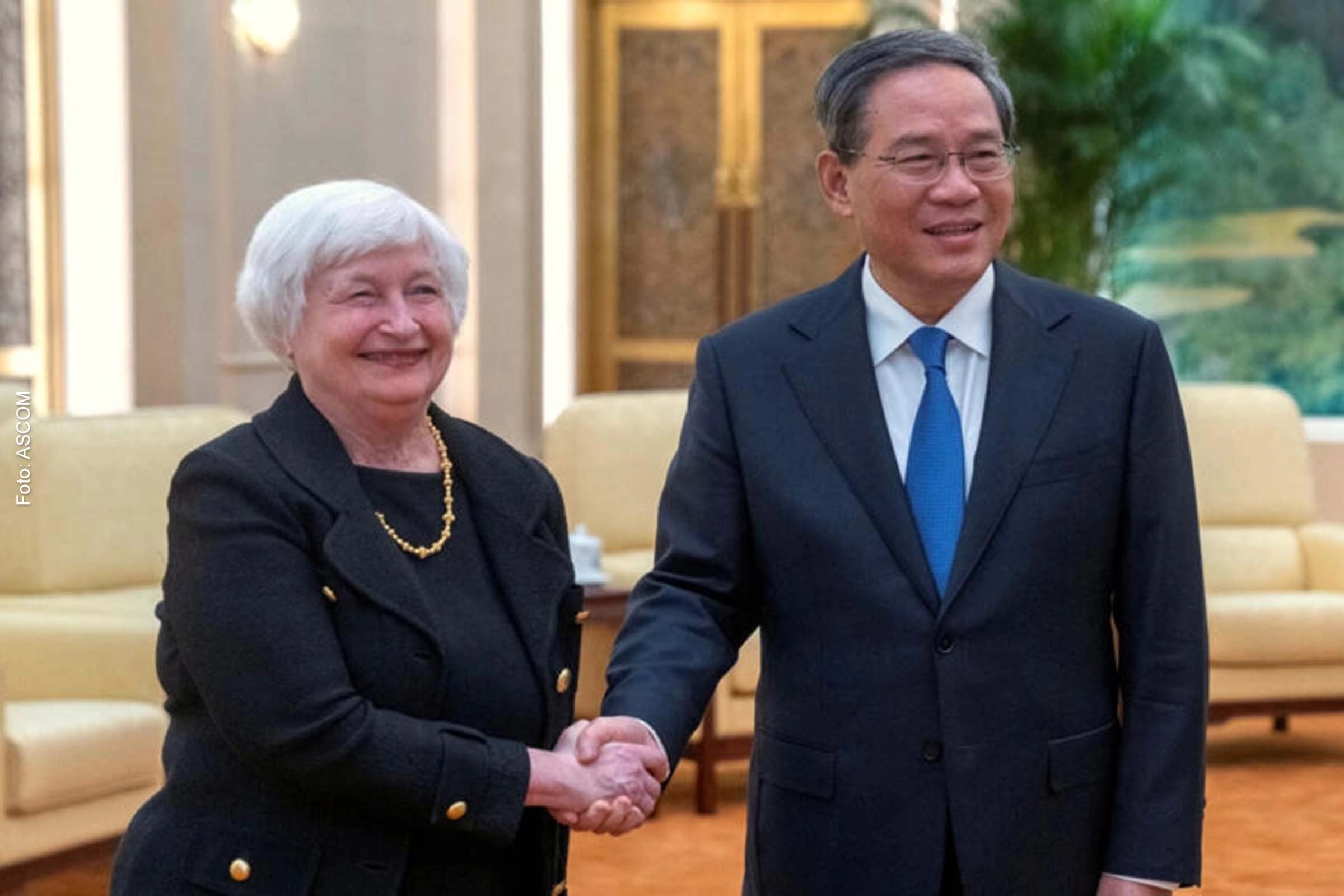Secretária do Tesouro americano, Janet Yellen, sorri ao lado de premiê chinês, Li Qiang, em encontro em Pequim.