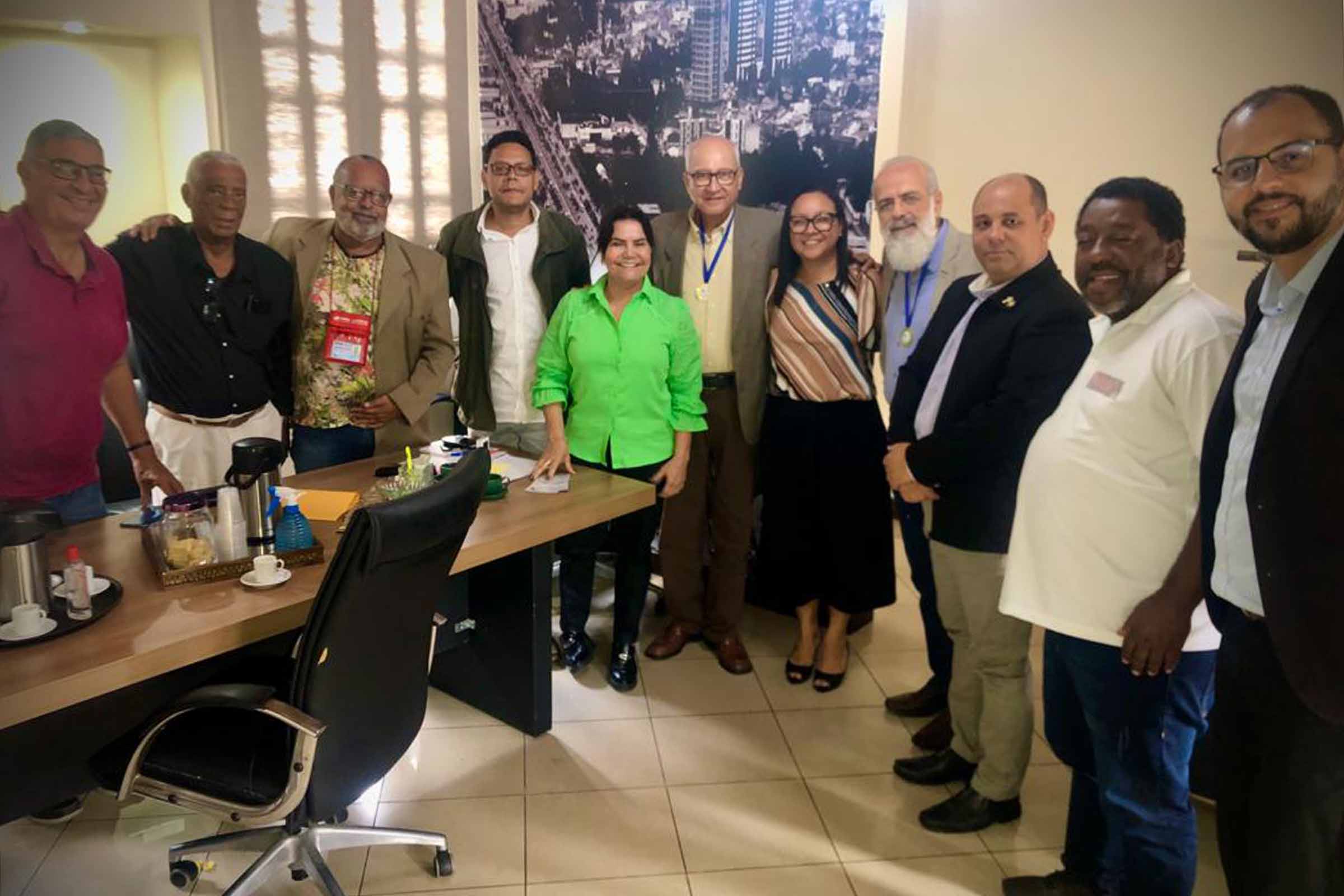 A vereadora Eremita Mora, presidente do Legislativo de Feira de Santana, ao lado de representantes da ABI Bahia e membros da imprensa.