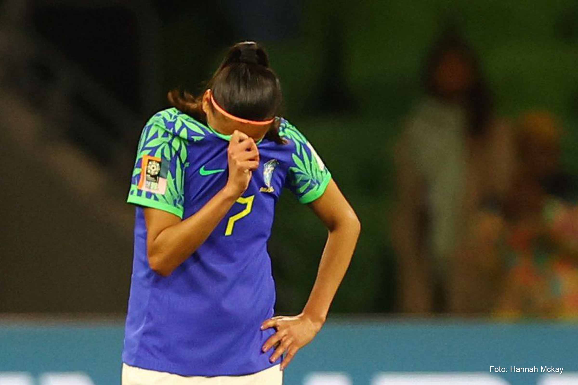 Com o apito final, o gramado do Estádio Retangular foi tomado pela emoção com às lágrimas de decepção das brasileiras.