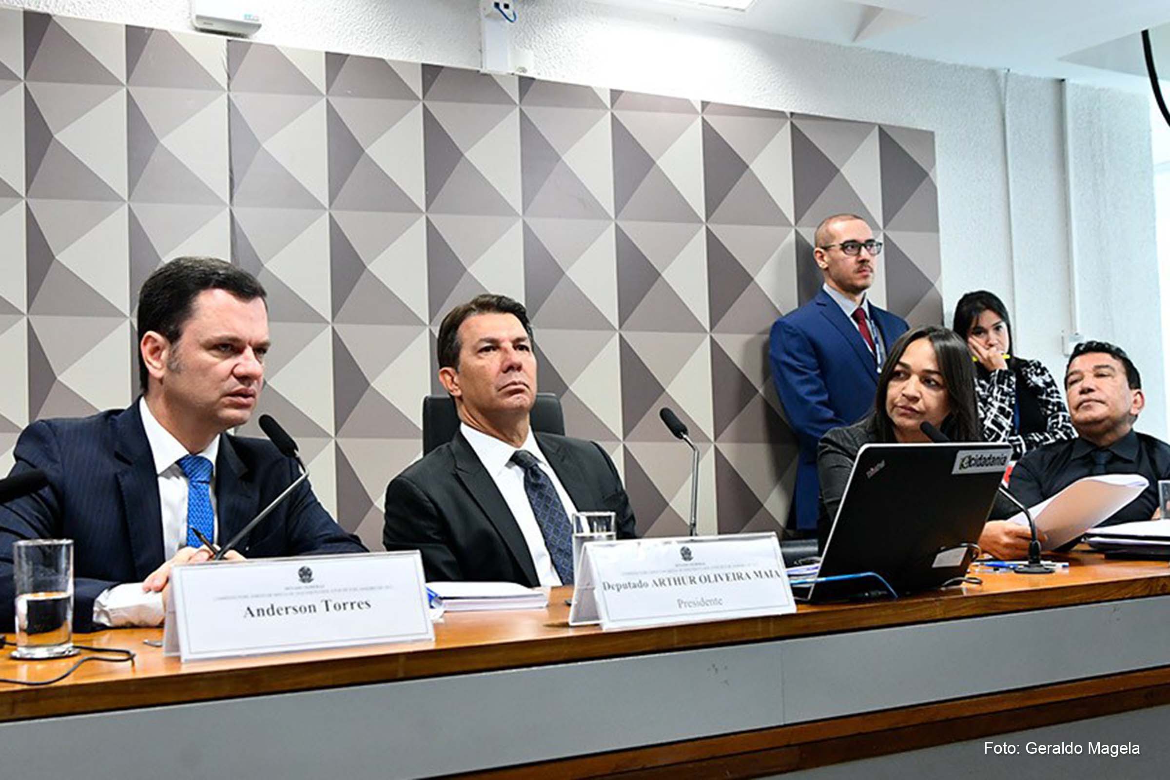 Ao questionar Anderson Torres, a senadora Eliziane Gama apontou contradição entre a versão apresentada pelo ex-ministro e o depoimento do delegado da Polícia Federal Leandro Almada.