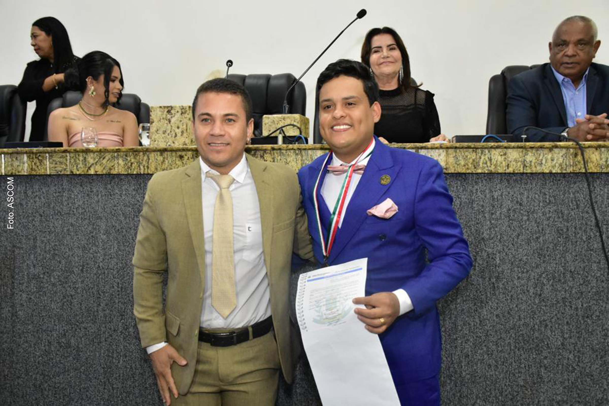 Emoção e gratidão marcam entrega da Comenda Maria Quitéria ao cantor Thiago Aquino na Câmara Municipal de Feira de Santana