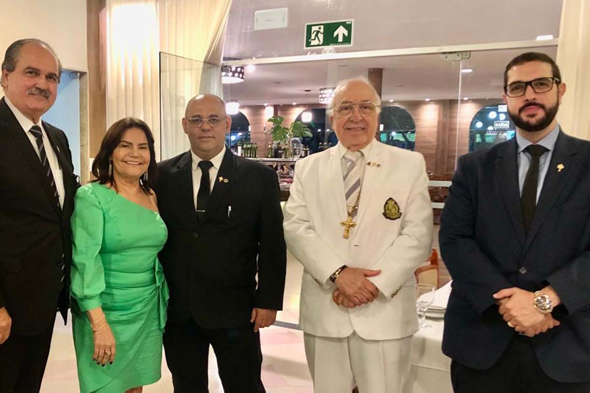 Na posse do jornalista Carlos Augusto Oliveira, como venerável maçônico, estavam a presidente jurista Hudson Resedá, presidente da Câmara de Feira vereadora Eremita Mota, Nelson Jose de Carvalho e o advogado Matheus Resedá.
