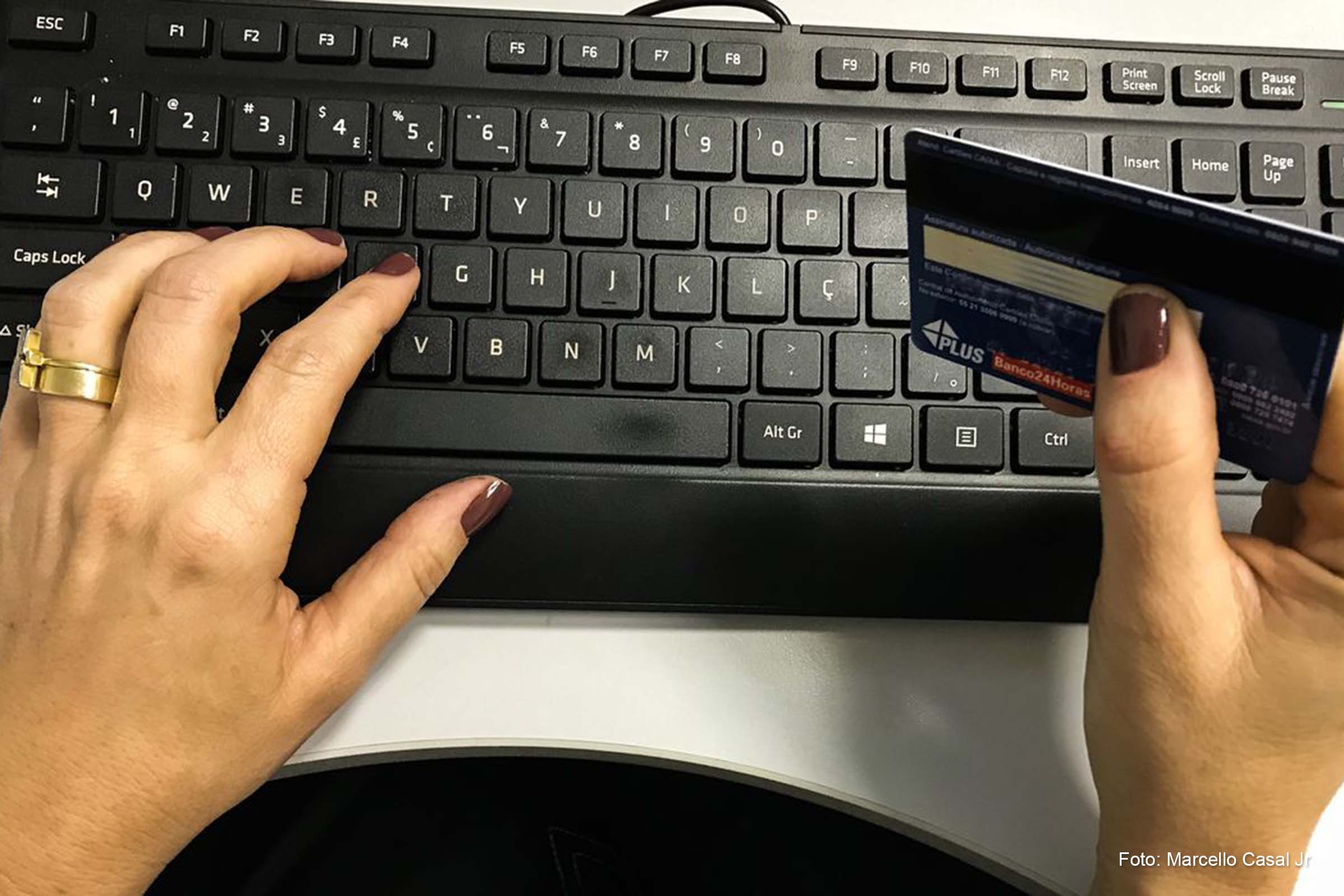 No caso do cartão de crédito parcelado, os juros ficaram em 196,1% ao ano.