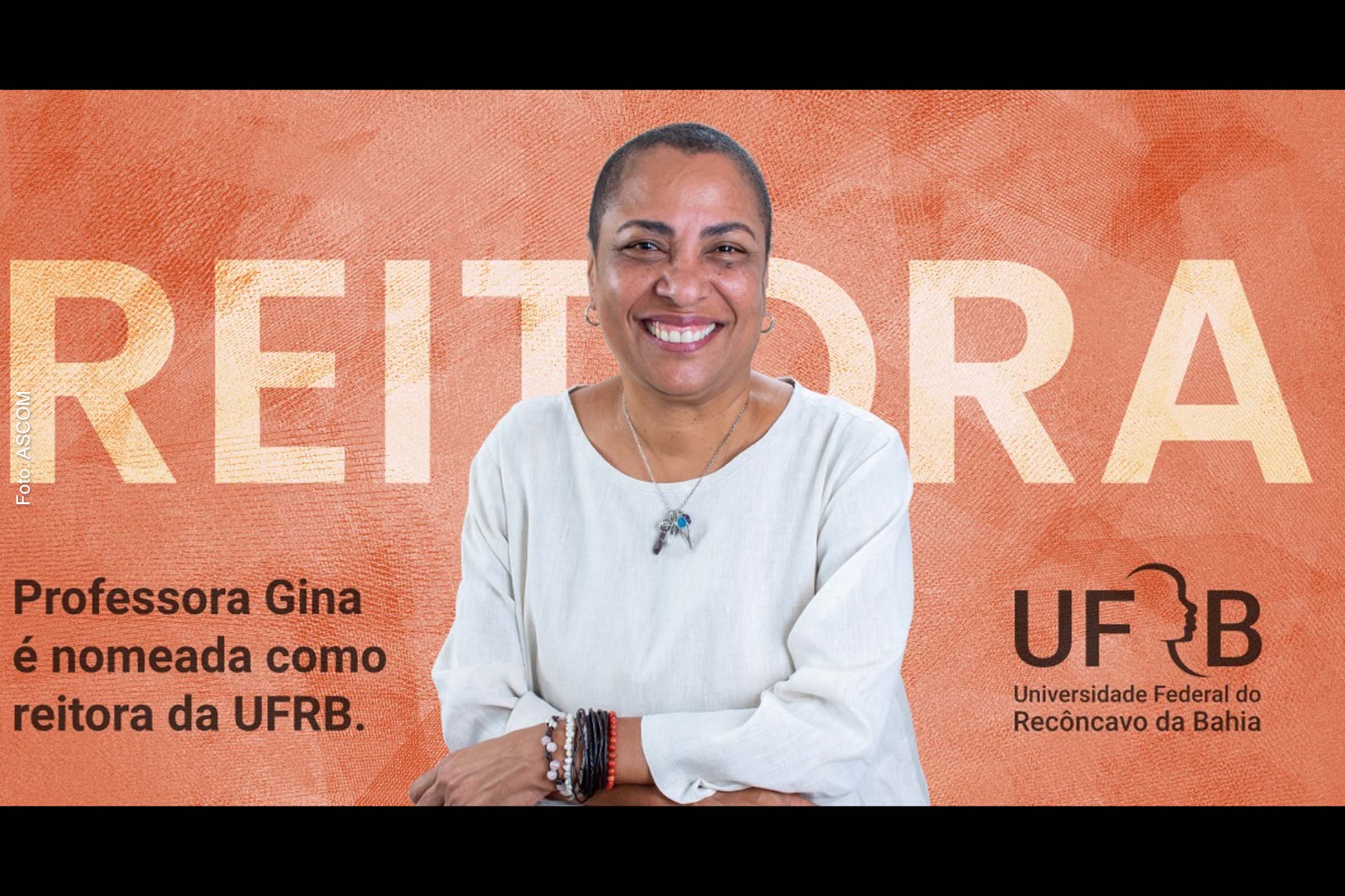 Cartaz anuncia nomeação da Professora Gina como nova reitora da UFRB.