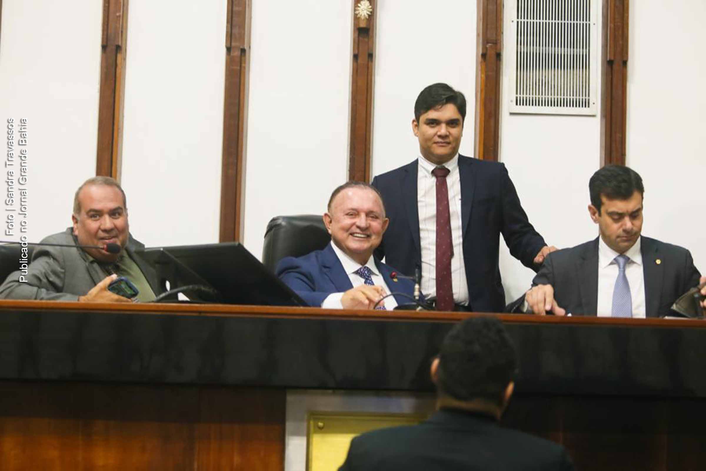 Deputados propõem revisão de isenção de combustível diante dos altos preços de passagens aéreas na Bahia.