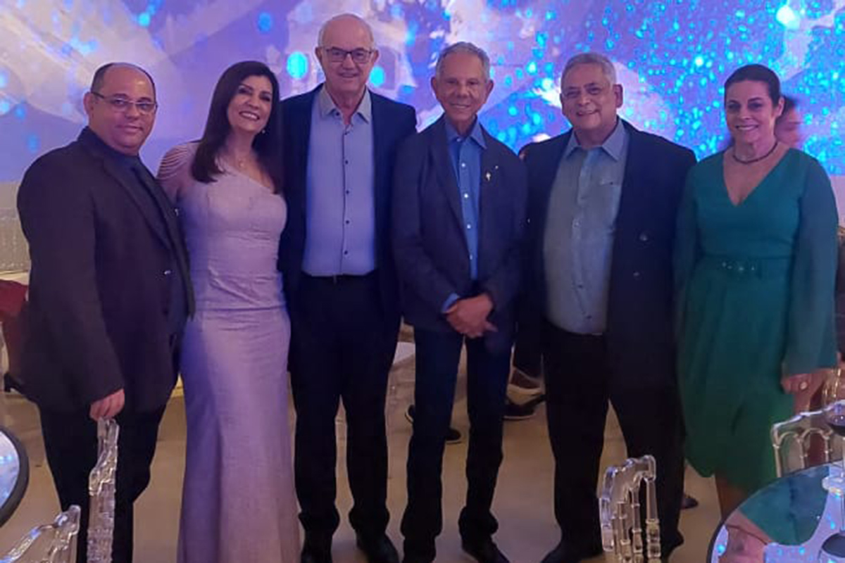 Edson Piaggio na sua festa de 80 anos ladeado pelos convidados.