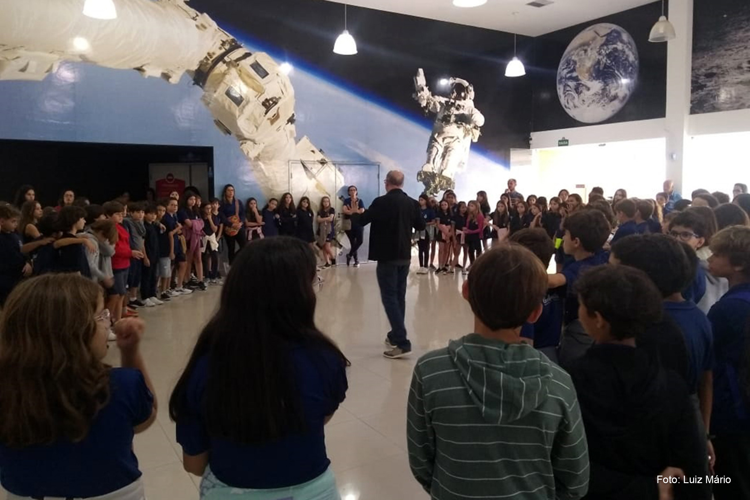 O museu oferece oportunidades de aprendizado e agendamento de visitas, conectando as escolas à educação científica e cultural.