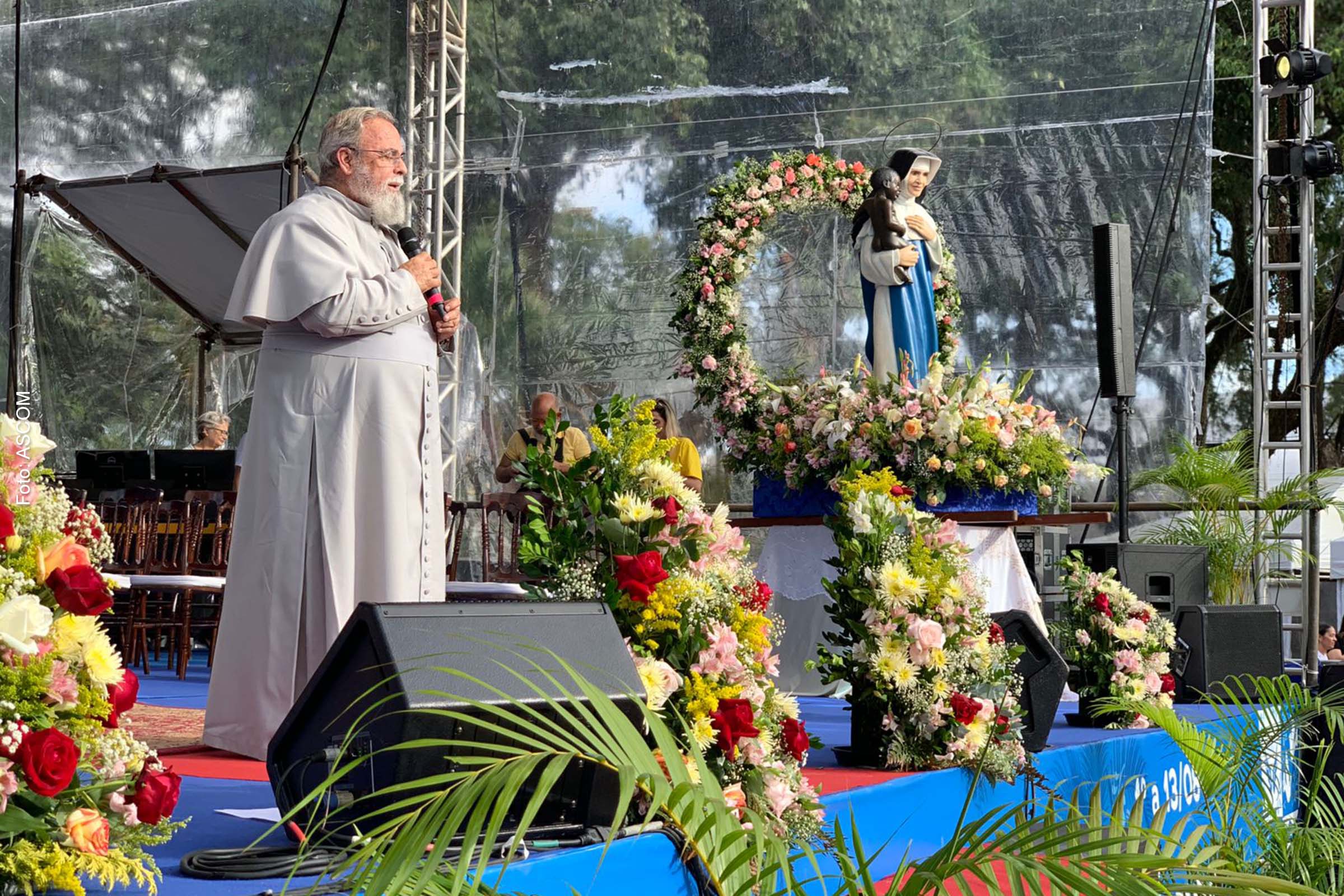 O evento, em parceria entre as Obras Sociais Irmã Dulce e a Prefeitura, celebrou a devoção à santa e promoveu o turismo religioso.