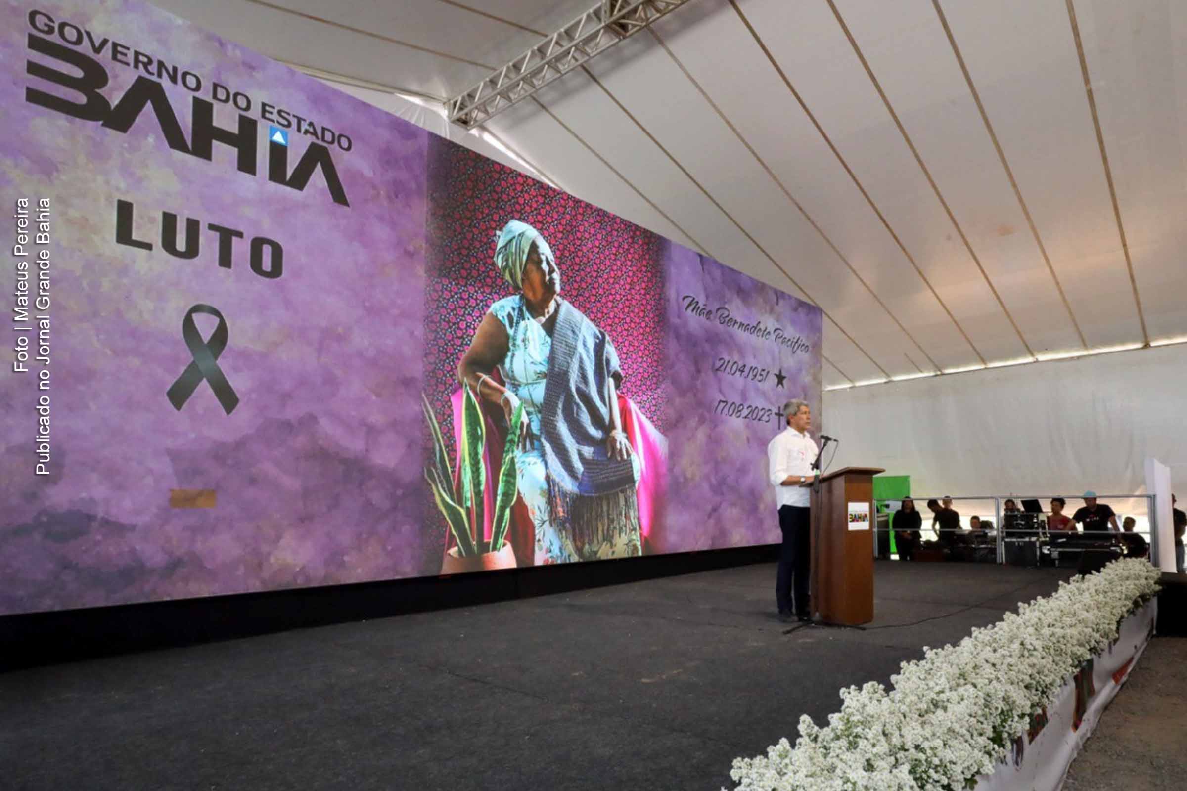 Governador Jerônimo Rodrigues presta homenagem a líder quilombola Bernadete Pacífico durante agenda no interior.