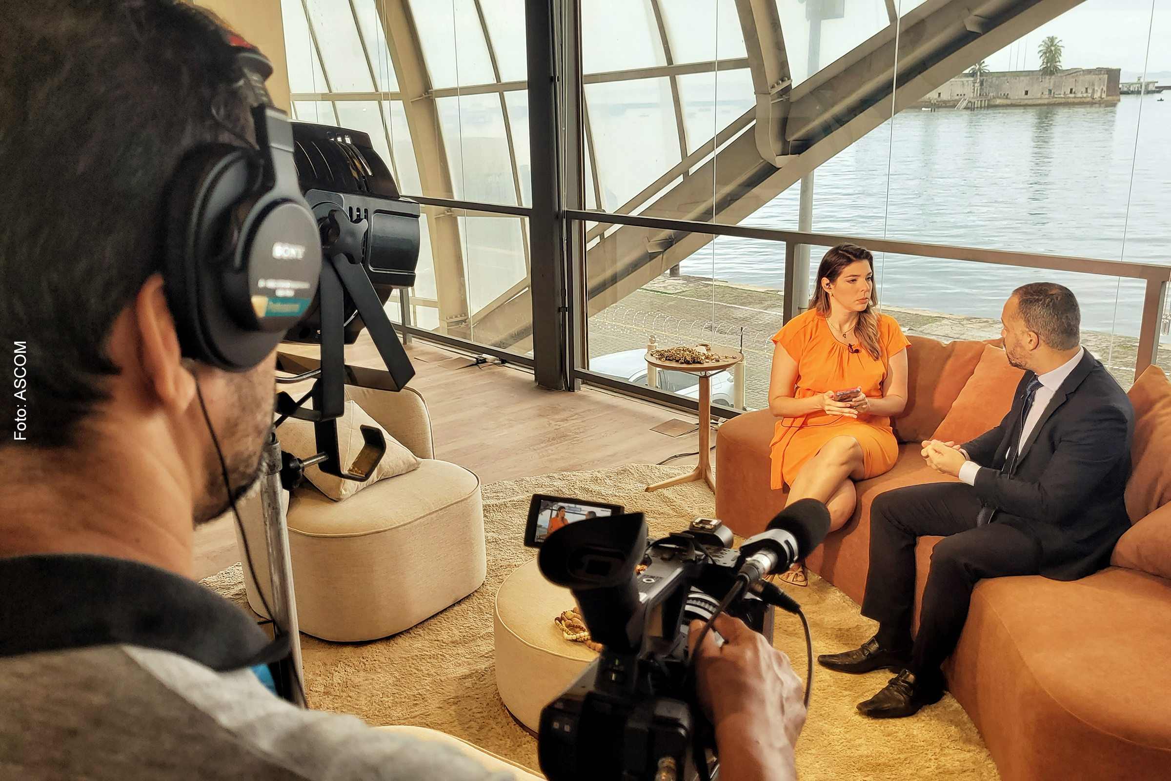 Com uma abordagem acolhedora e intimista, o estúdio proporciona um ambiente único para entrevistas e criação.