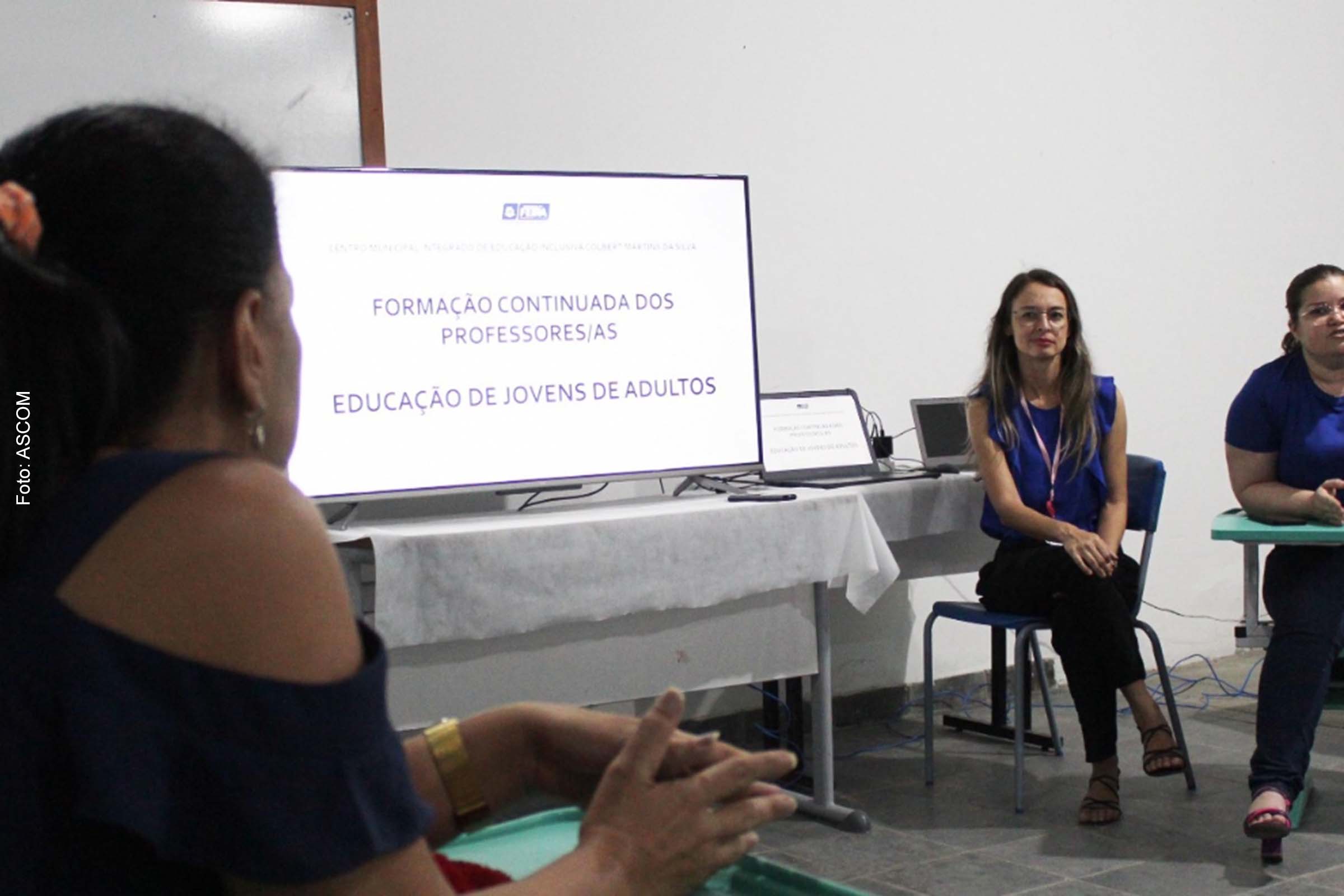 A ênfase na inclusão destaca a importância de atender às necessidades de todos os alunos.