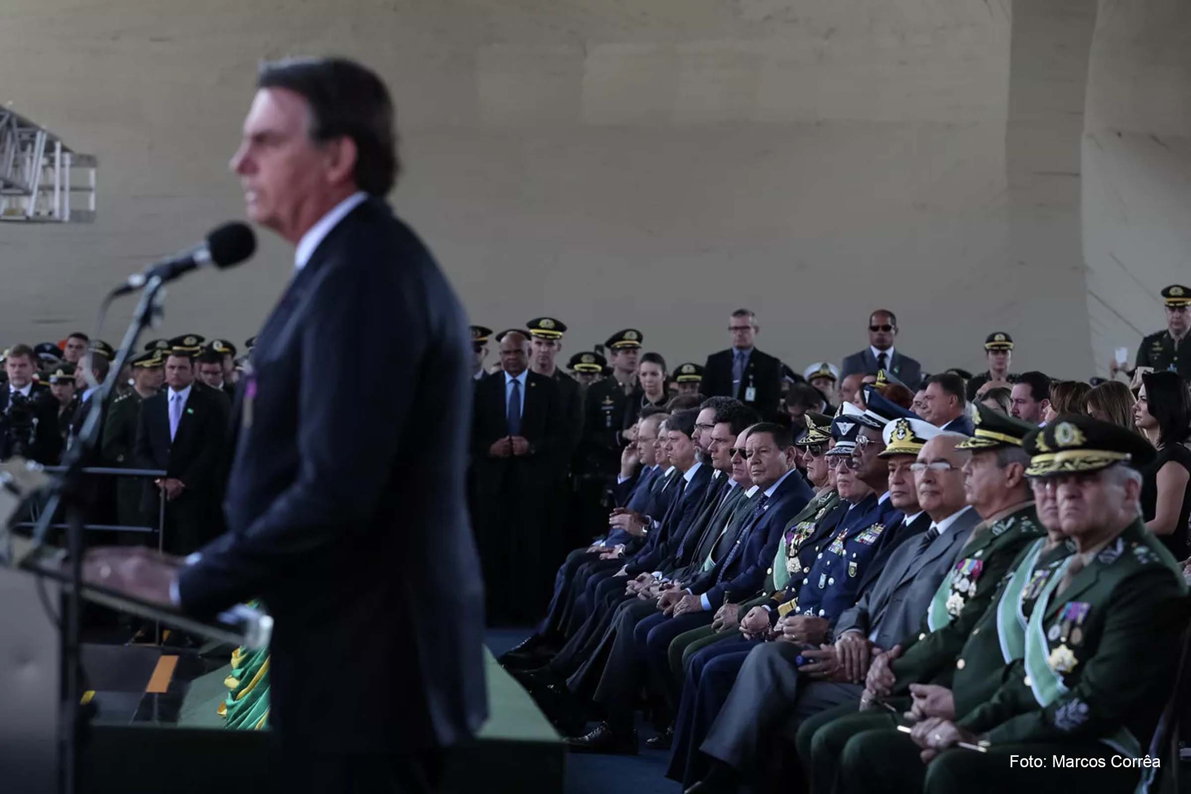 Os e-mails descobertos evidenciam encontros não registrados oficialmente e geram dúvidas sobre o que foi discutido.