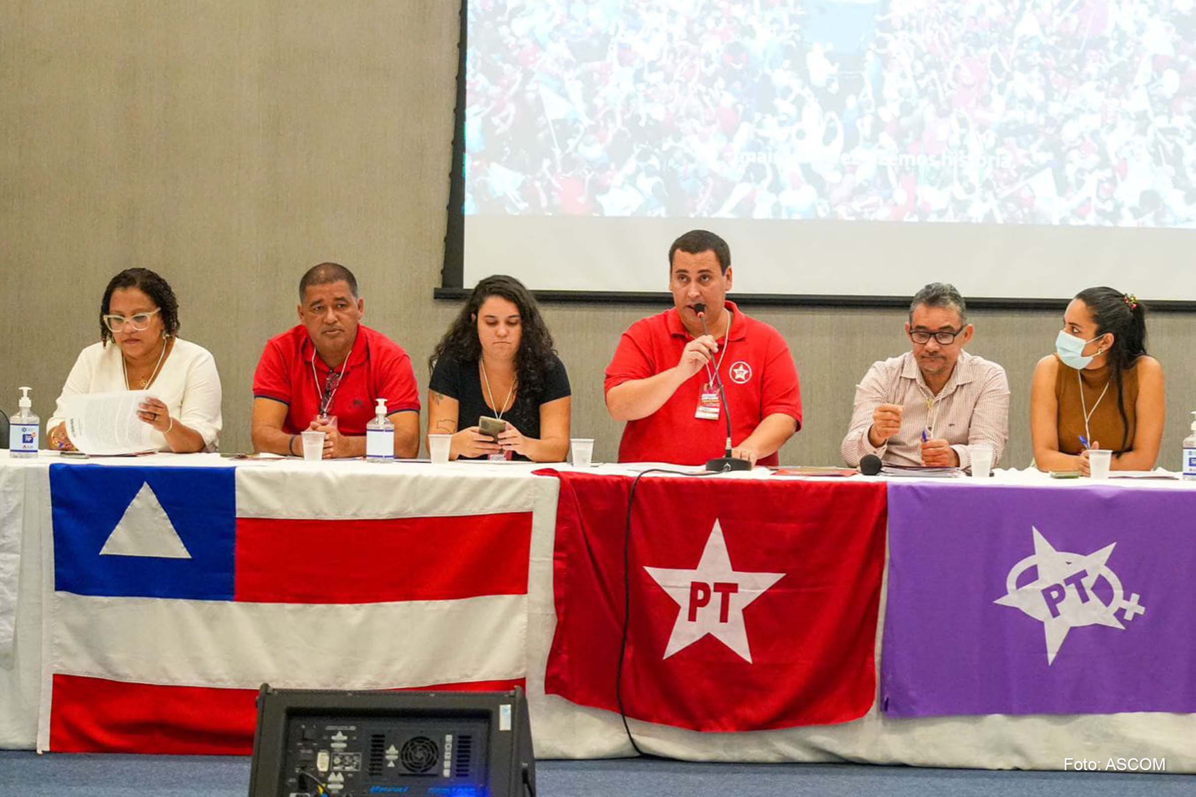 Evento reúne lideranças e representantes políticos para debater estratégias visando um projeto político que atenda às necessidades da população.