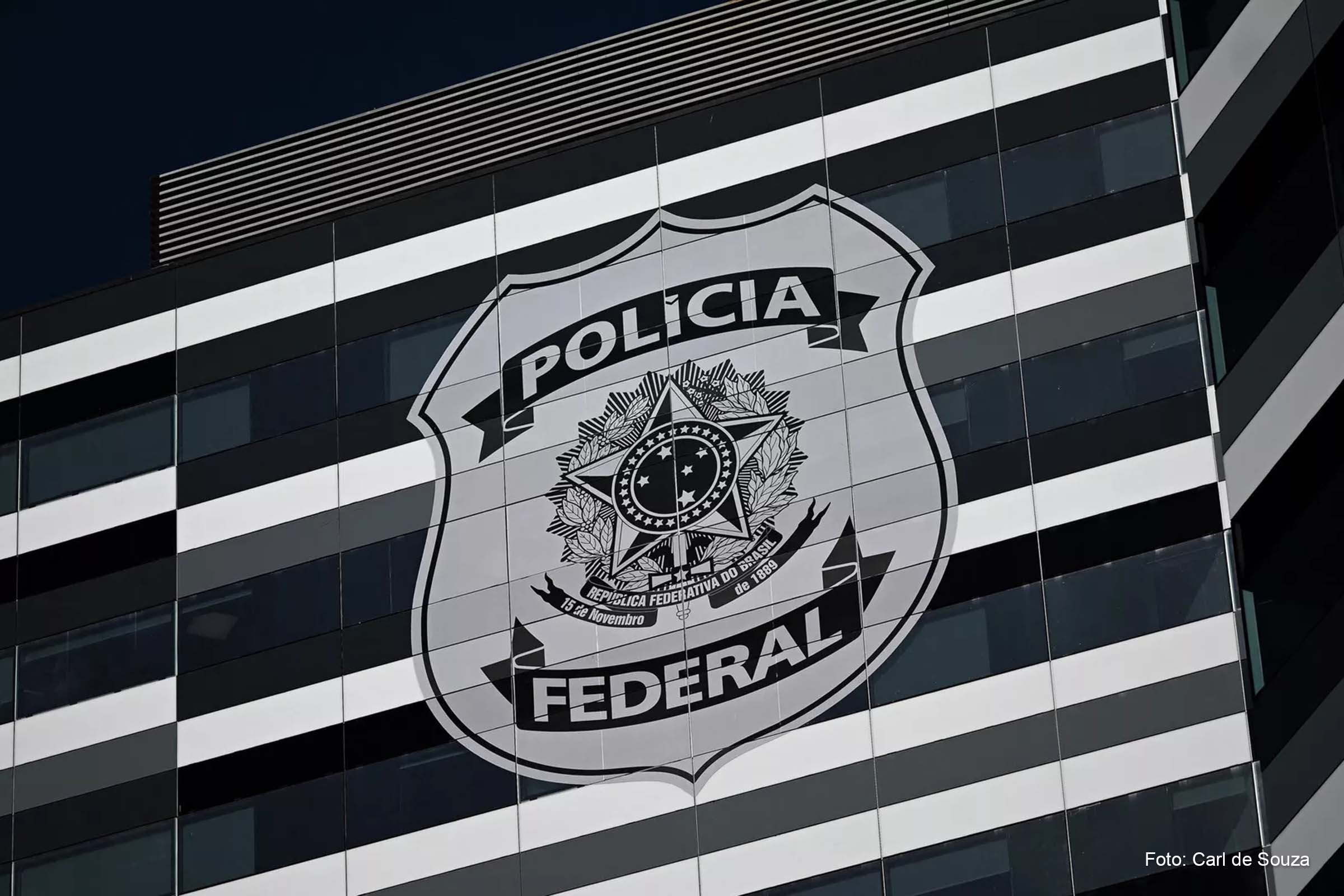 Polícia Federal realiza operação para buscar evidências de possíveis recrutamentos de adolescentes para o Daesh.