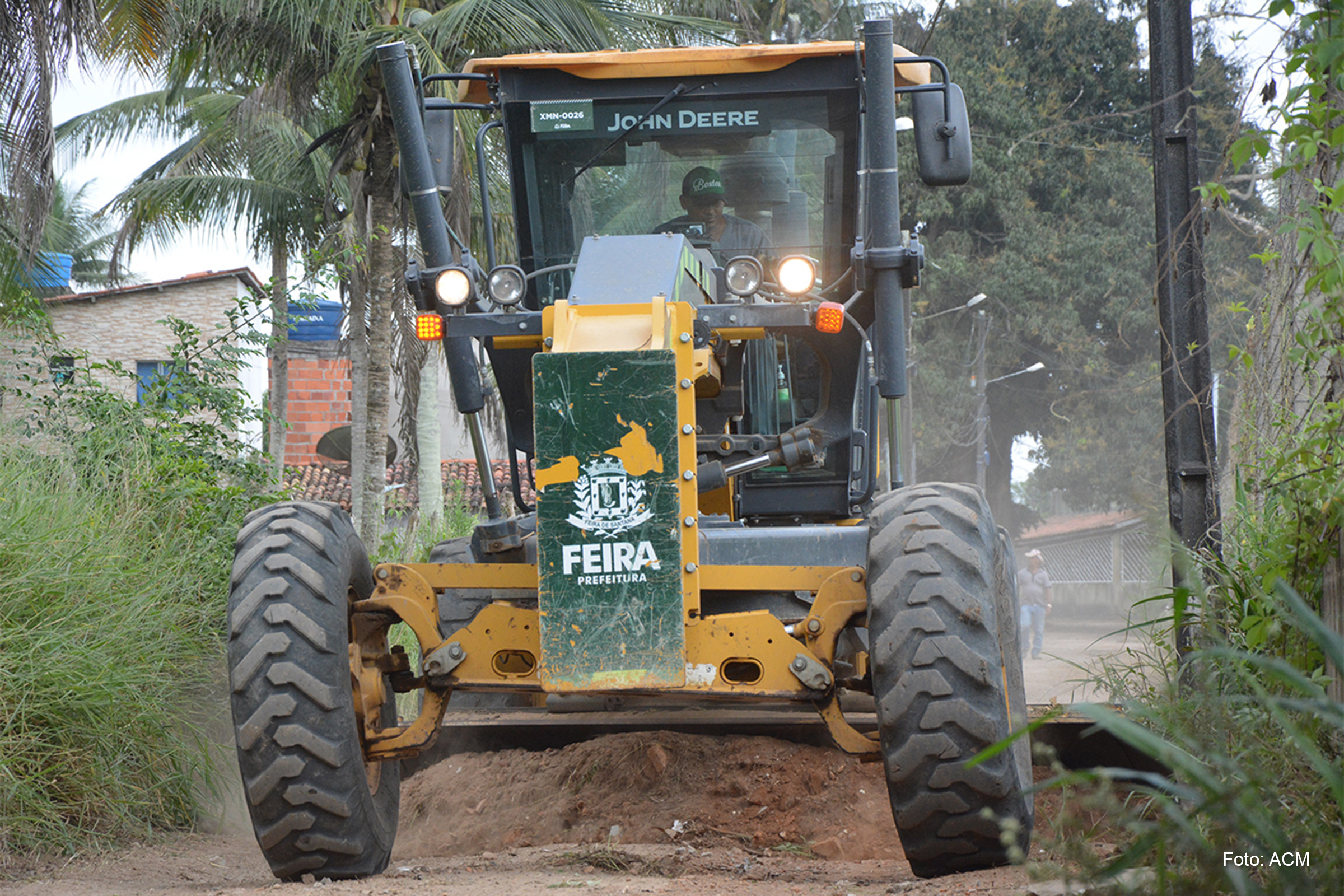 A manutenção de estradas rurais é crucial para viabilizar o acesso a serviços essenciais e o escoamento de produtos agrícolas.