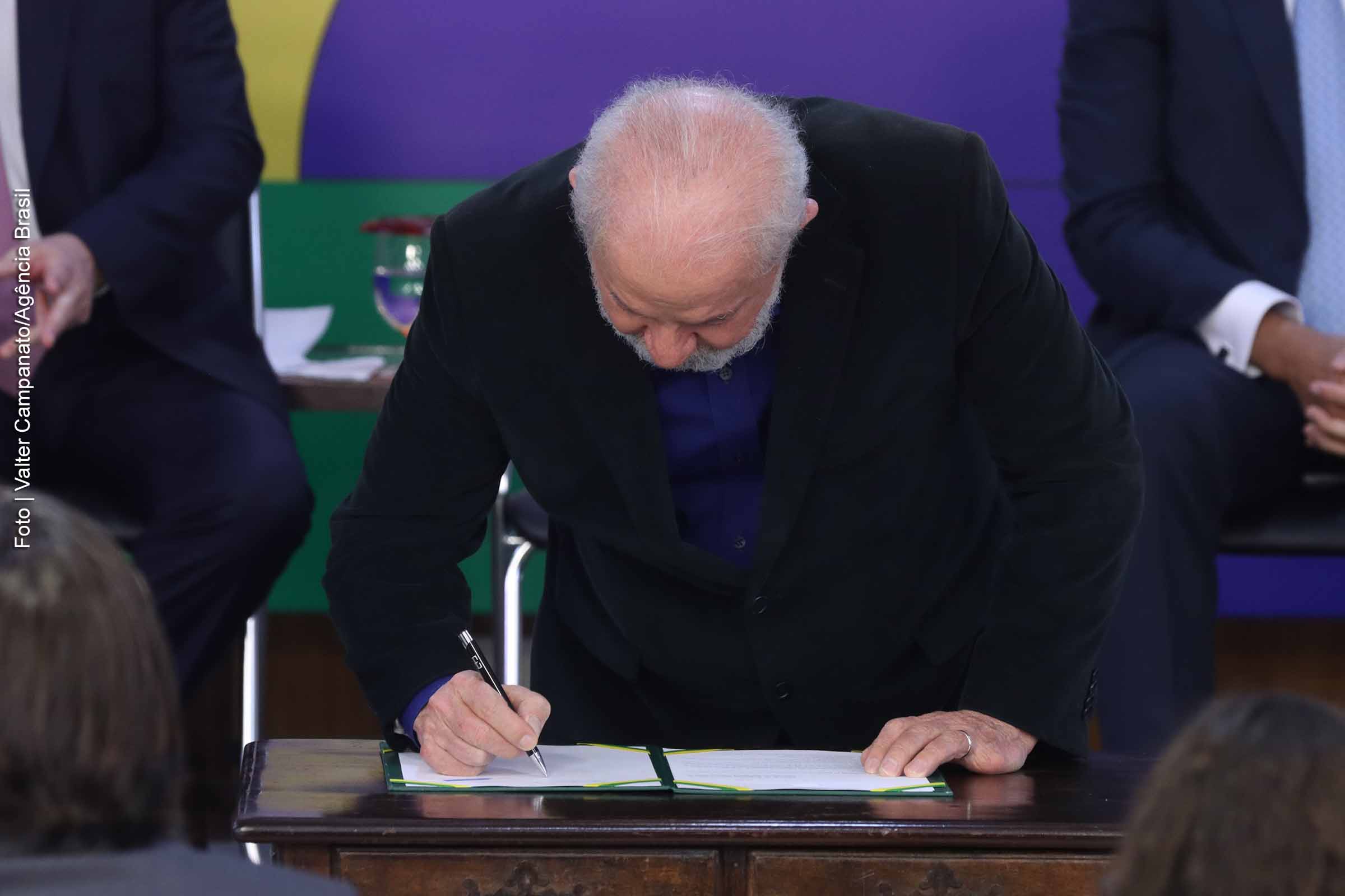 Presidente Lula assina medida provisória para taxar fundos de super-ricos.