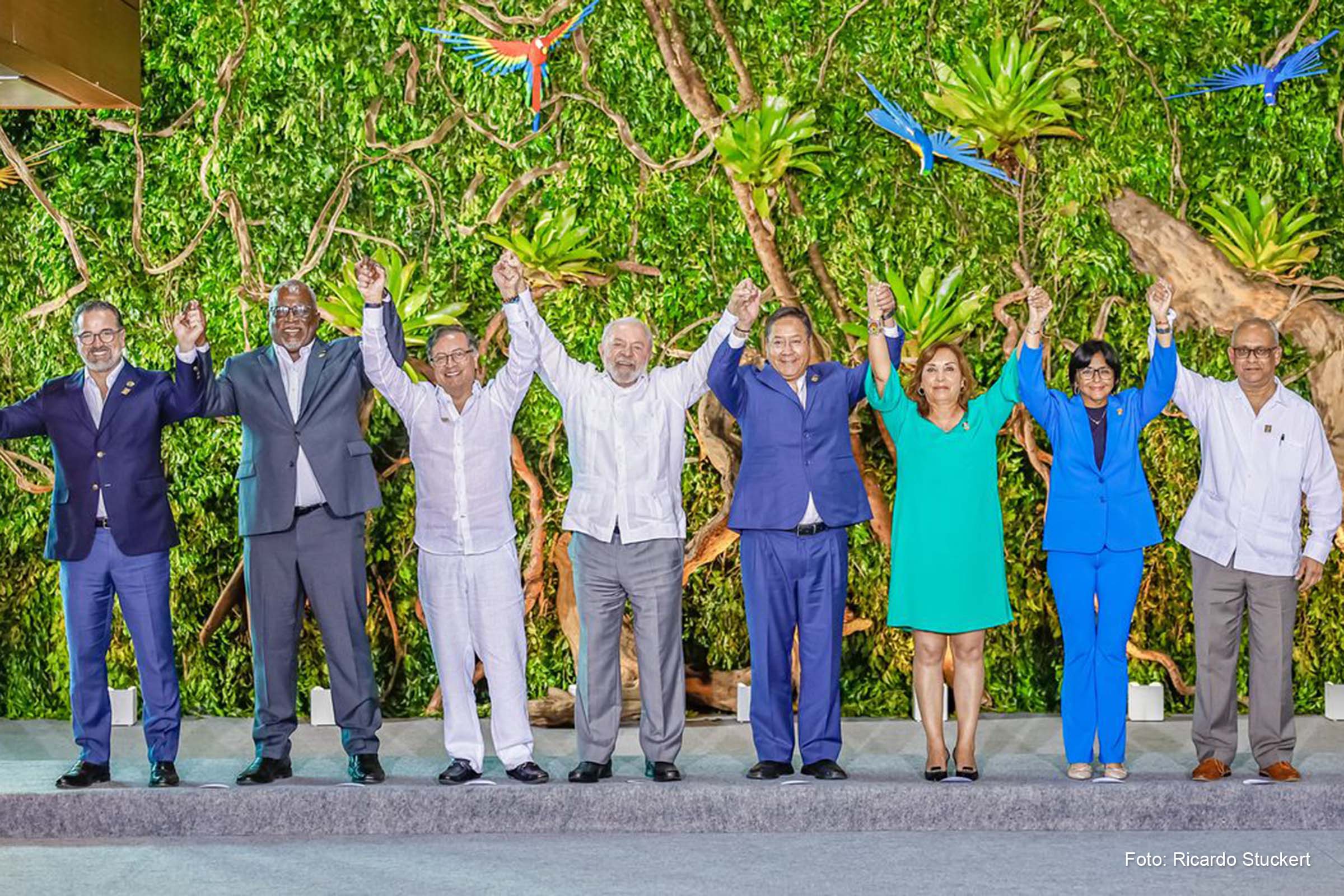 O compromisso enfatiza a cooperação regional para evitar o "ponto de não retorno" e promover o desenvolvimento sustentável da Amazônia.