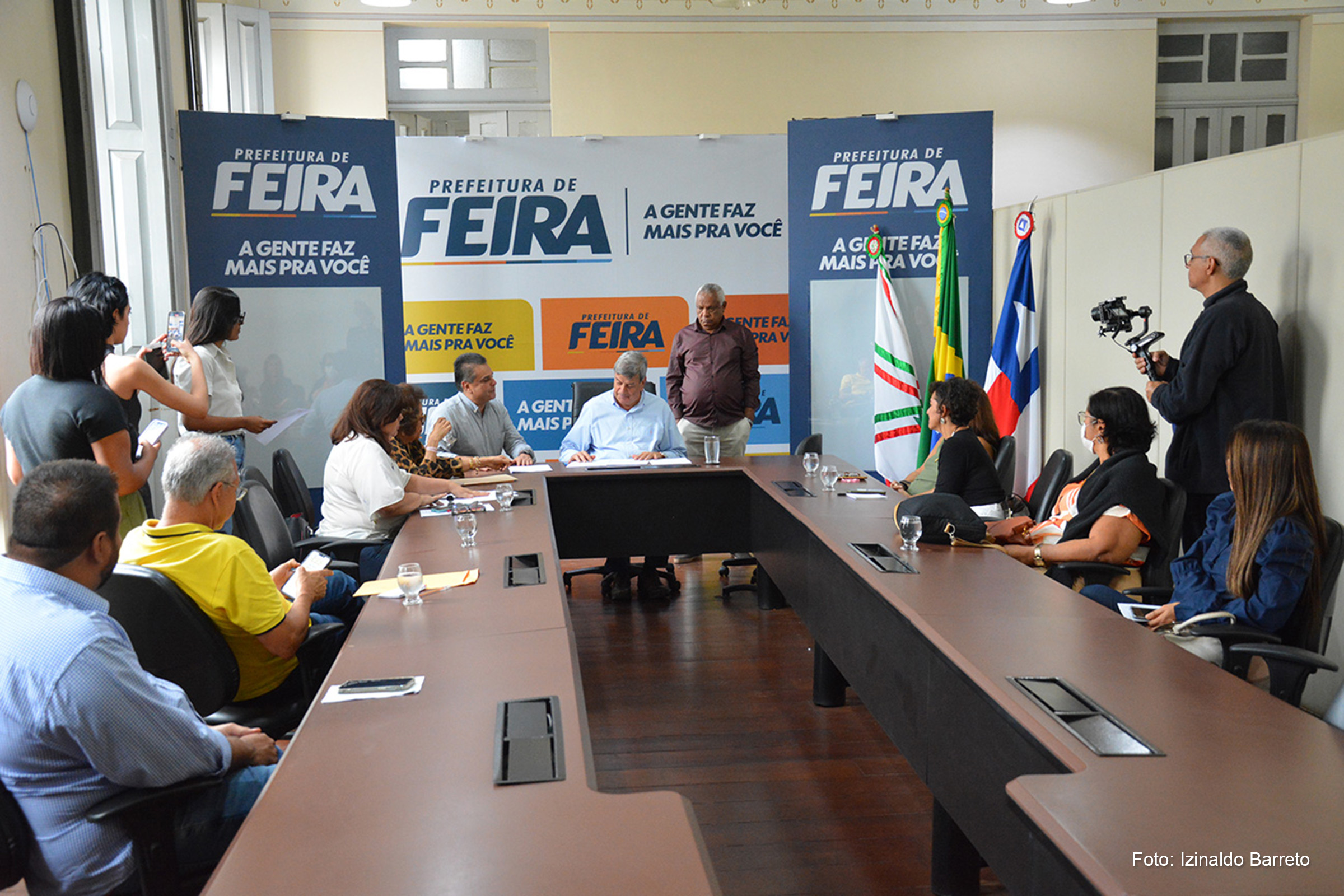 O ato aconteceu no gabinete do prefeito Colbert Martins.