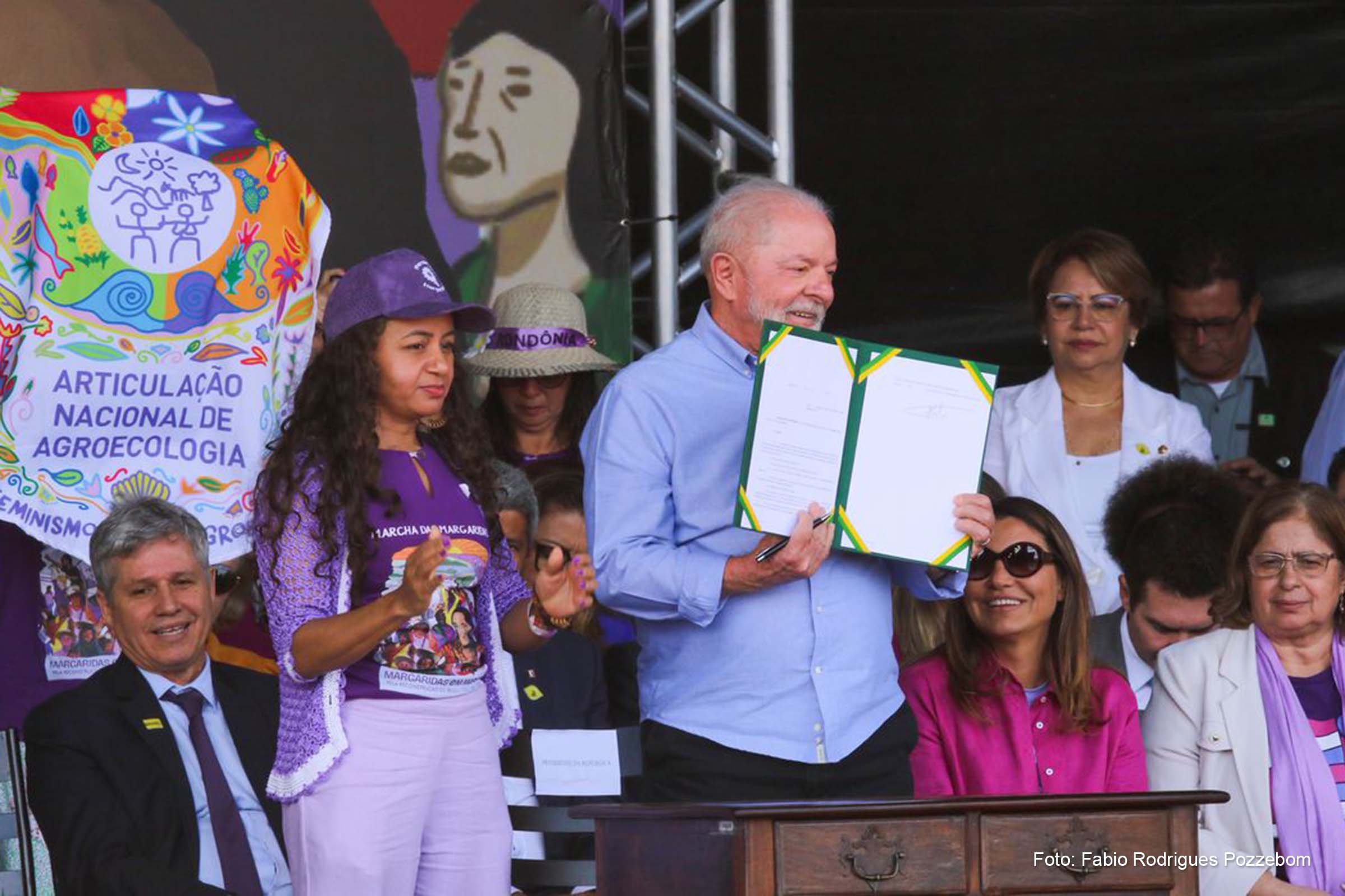 Presidente Luiz Inácio Lula da Silva anuncia a retomada do Programa Nacional de Reforma Agrária com prioridade para as mulheres rurais, durante a 7ª Marcha das Margaridas em Brasília.