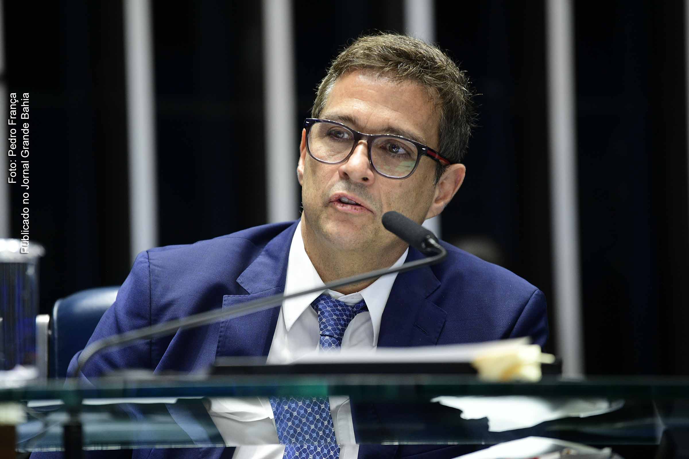 Roberto Campos Neto, presidente do BC nomeado pelo presidente Jair Bolsonaro, explica juros extorsivos cobrados pelo sistema bancário nacional.