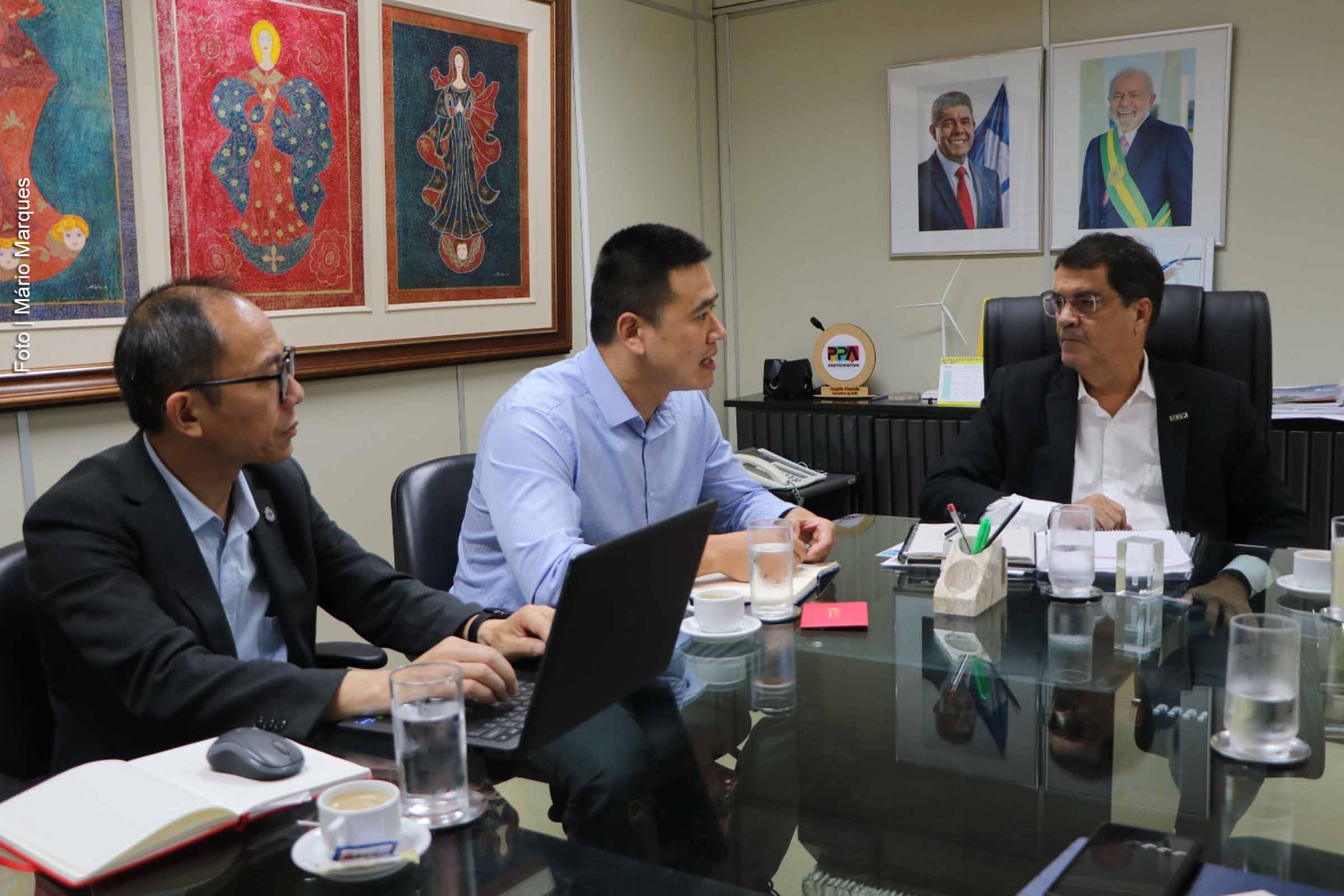 Secretário estadual Angelo Almeida recebeu representantes da Universidade de Xangai.