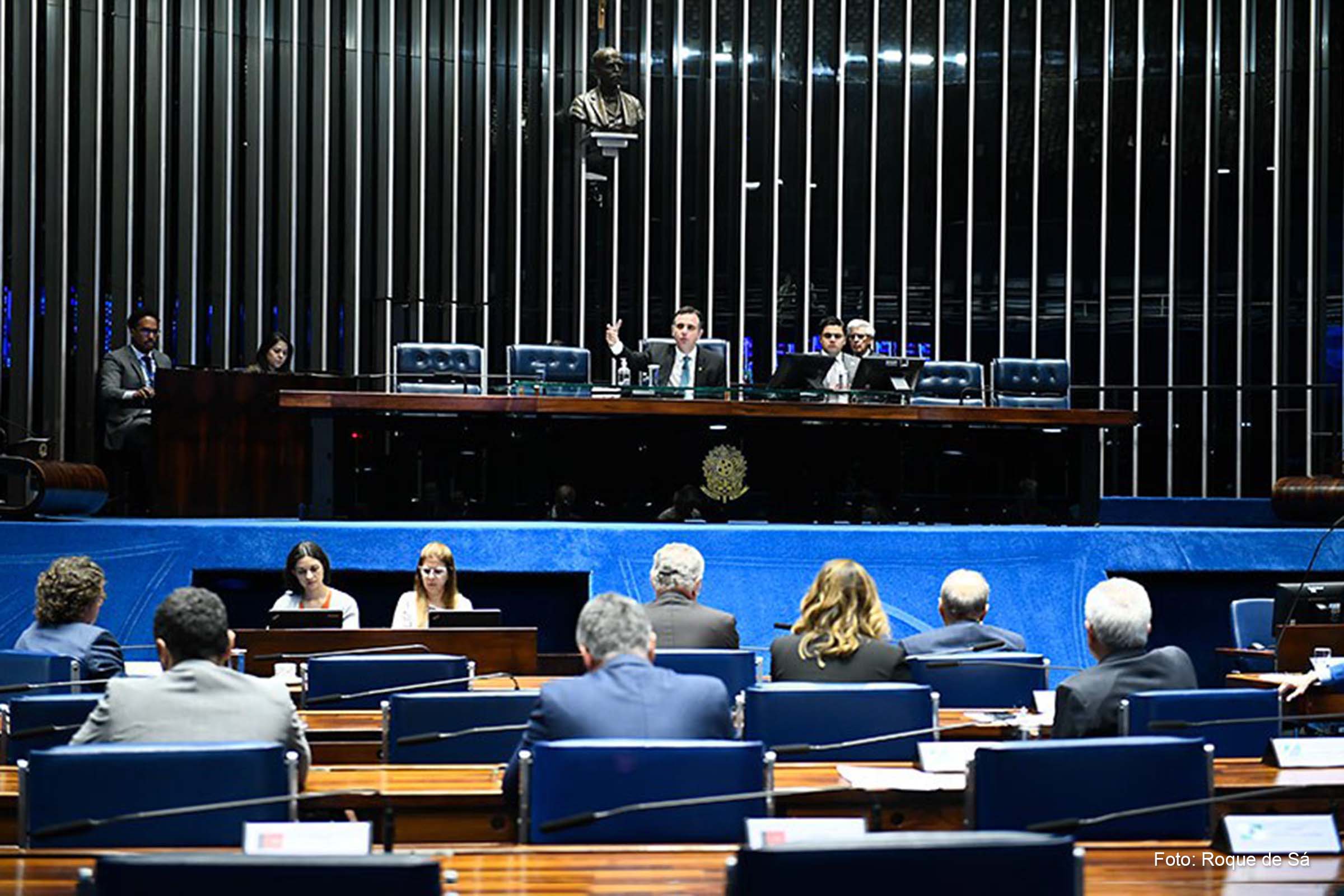A isenção do IRPF é ampliada para quem ganha até R$ 2.112 por mês.
