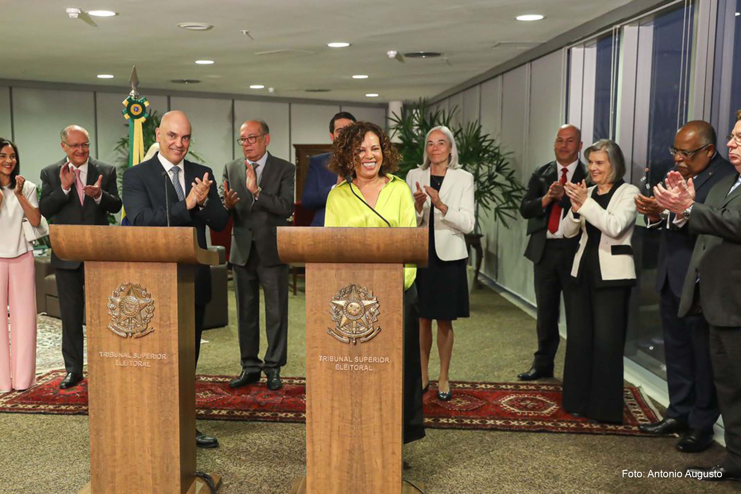 A trajetória acadêmica de Edilene Lobo também se destaca, com um doutorado em direito pela PUC Minas e mestrado pela UFMG.