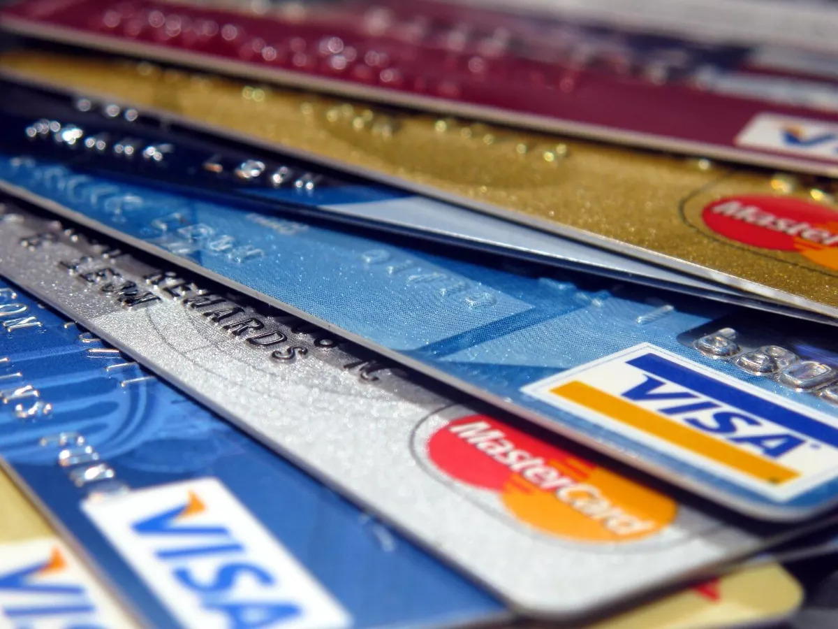 Banco Central relatou que a taxa média de juros nas concessões de crédito livre teve uma pequena queda. (Foto: frankieleon / rainbow of credit)
