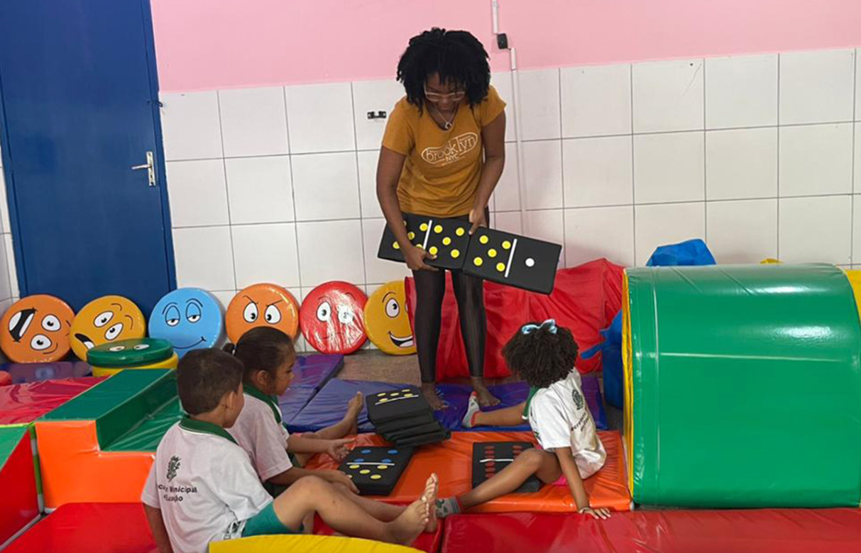 Os recursos são coloridos e diversificados, captando a atenção dos alunos. (Foto: Patrícia Laís/PMFS)
