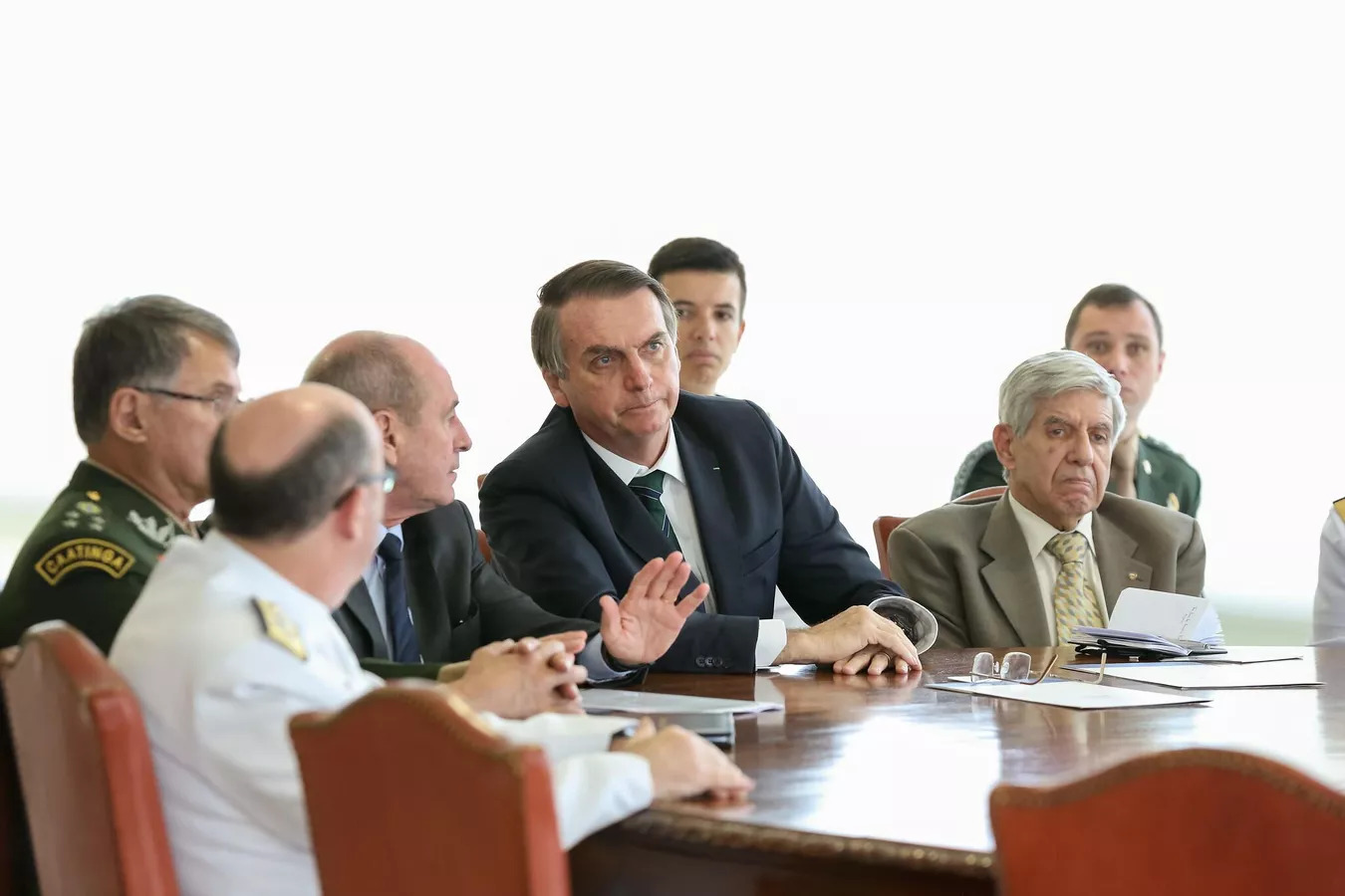A imagem, publicada pelo governo, mostra Cid ao lado de Heleno em uma reunião com altos comandantes militares. (Foto: Marcos Correa)