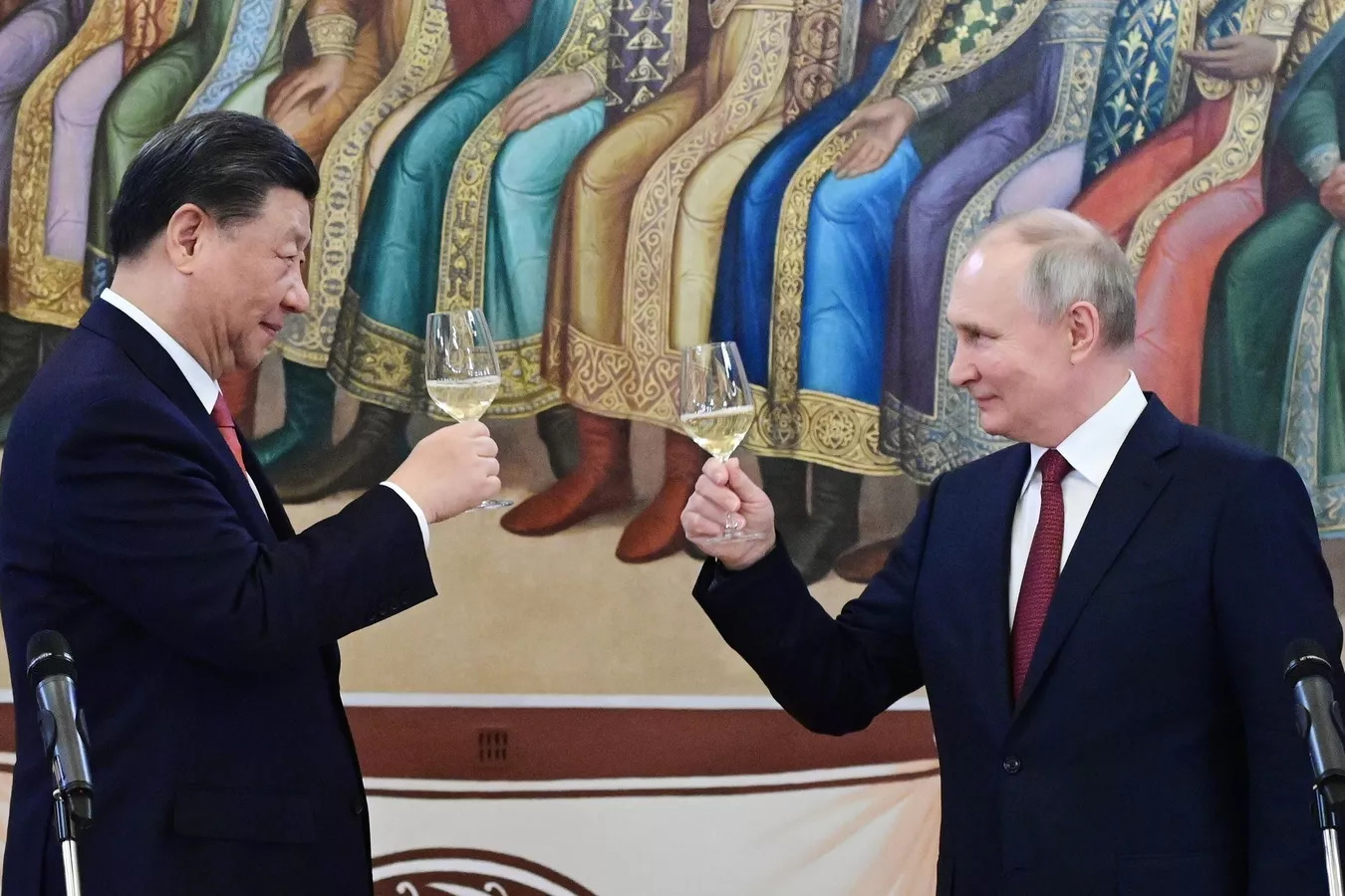 Xi Jinping, líder da China, com o presidente da Rússia, Vladimir Putin. (Foto: AP Photo)