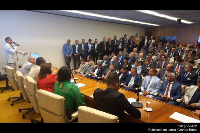 A iniciativa inédita de realizar uma sessão especial da Câmara Municipal de Feira de Santana em Brasília recebeu elogios de várias personalidades presentes no evento.