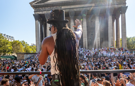 Carlinhos Brown liderou o evento, que promoveu a integração entre o Brasil e a França. (Foto: Heber Barros)
