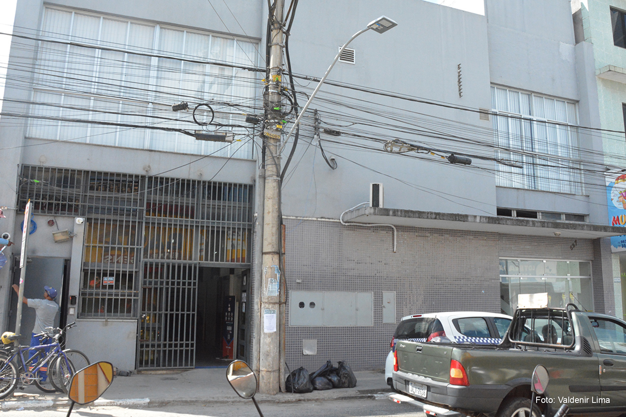 Além da busca por empregos, a instituição auxilia com serviços a população.