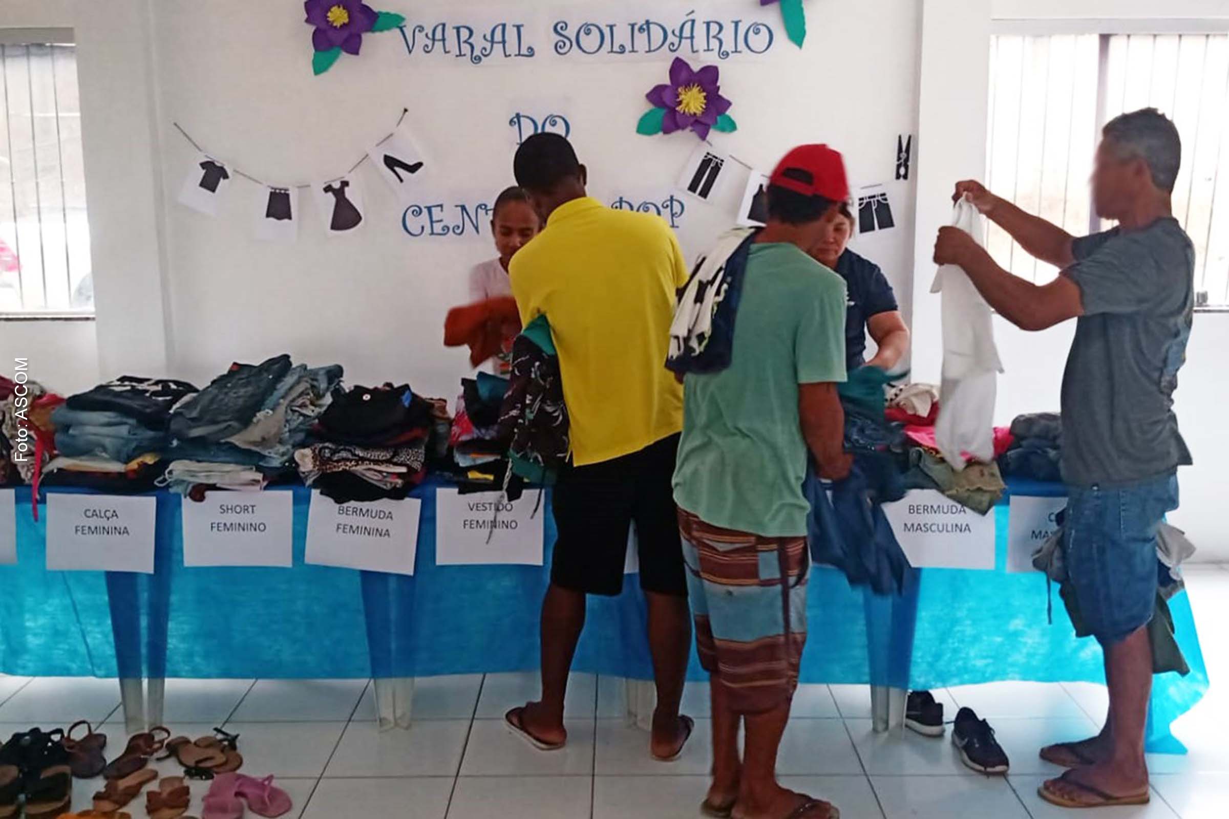 Foram doados cobertores, roupas e agasalhos para pessoas em situação de vulnerabilidade.