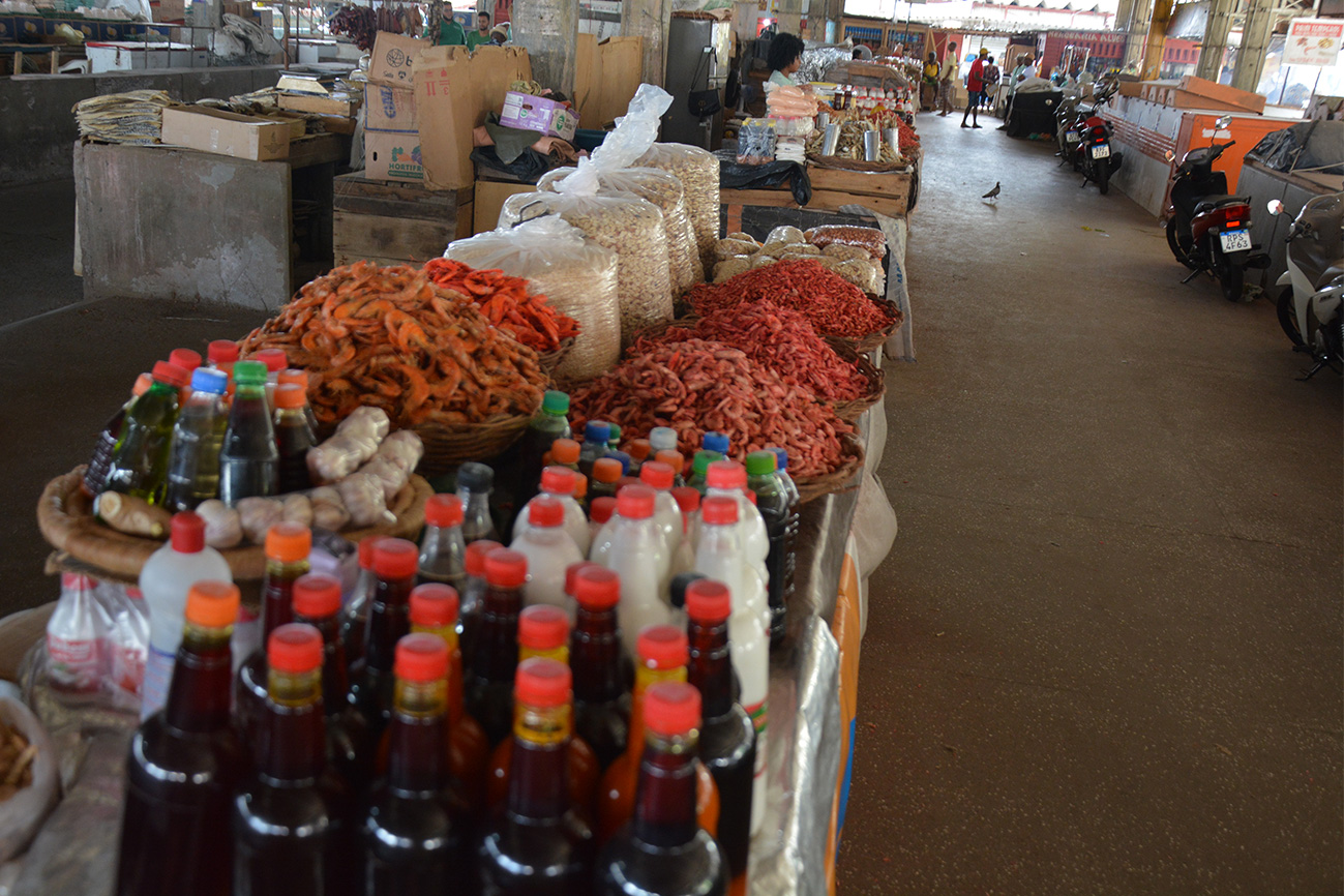 Centro de Abastecimento se agita com devotos em busca dos ingredientes tradicionais para o caruru. (Foto: Valdenir Lima/PMFS)