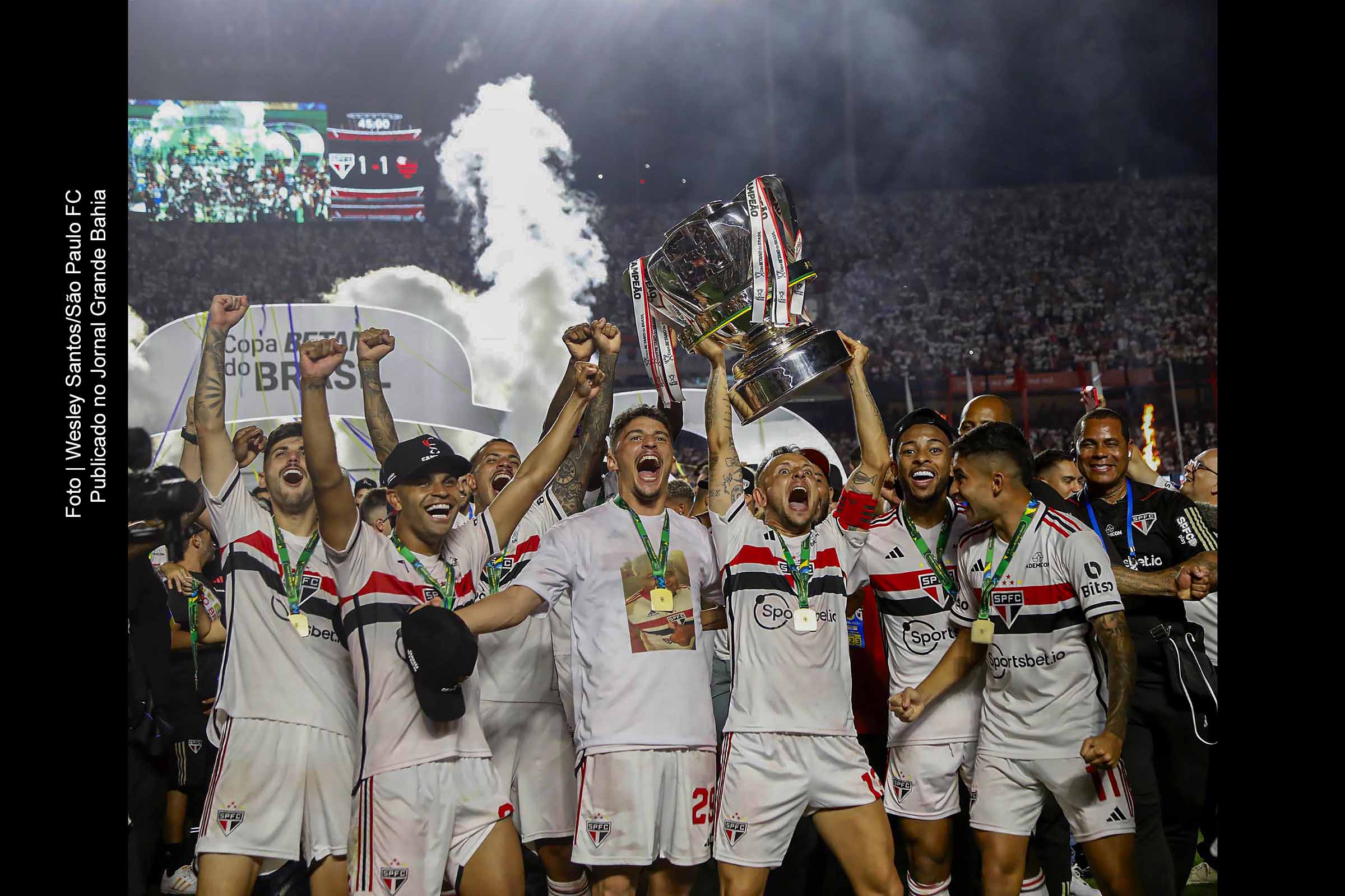 Comemoração dos jogadores do São Paulo após o empate que garantiu o título da Copa do Brasil.