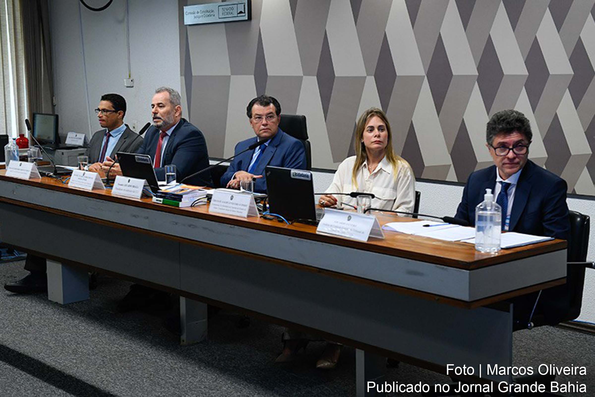 A reforma também propõe a extinção de impostos e a implementação do Imposto sobre Bens e Serviços (IBS).