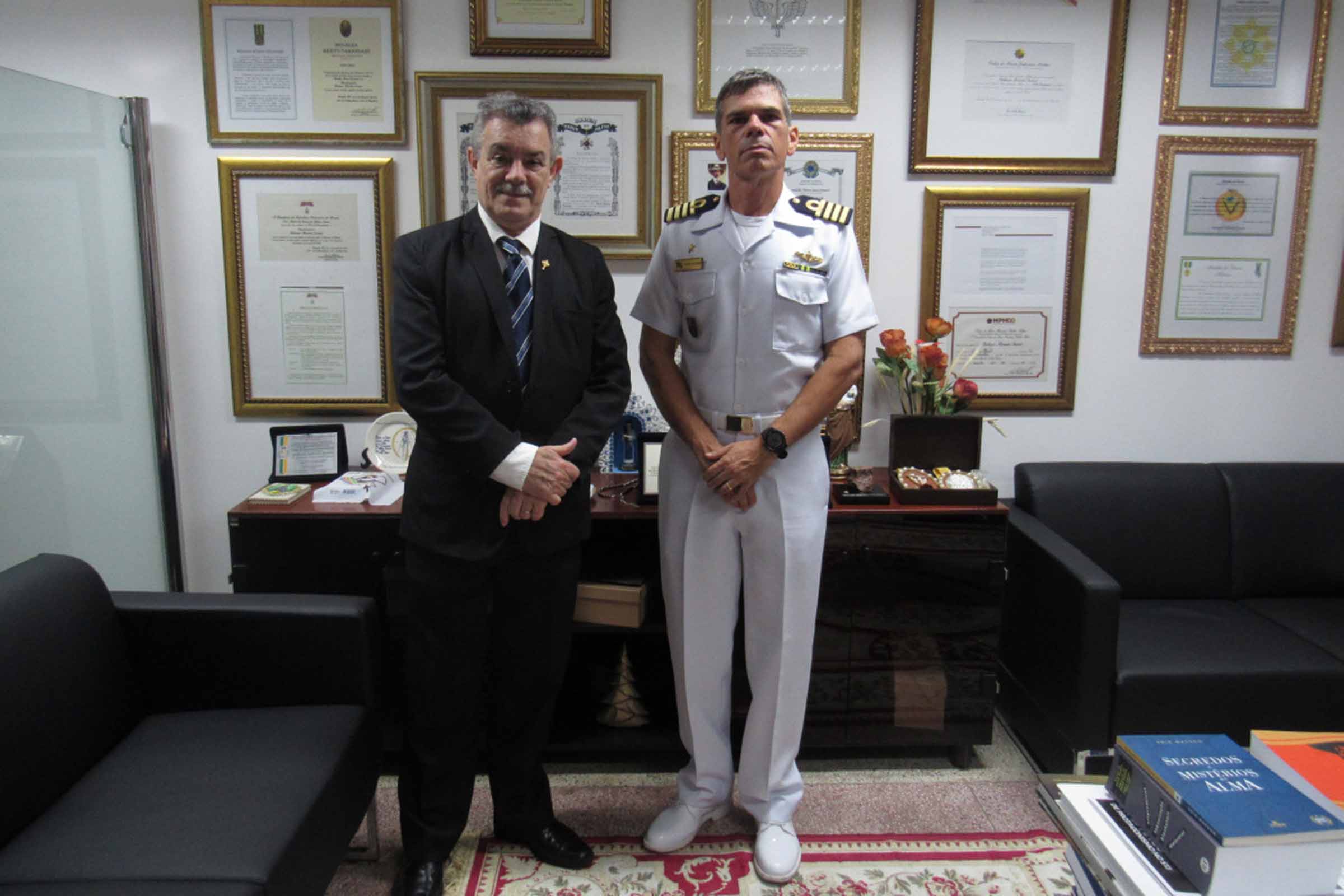 Desembargador do TJBA Baltazar Miranda Saraiva recebe visita institucional do Capitão de Mar e Guerra Eugênio Campos Huguenin