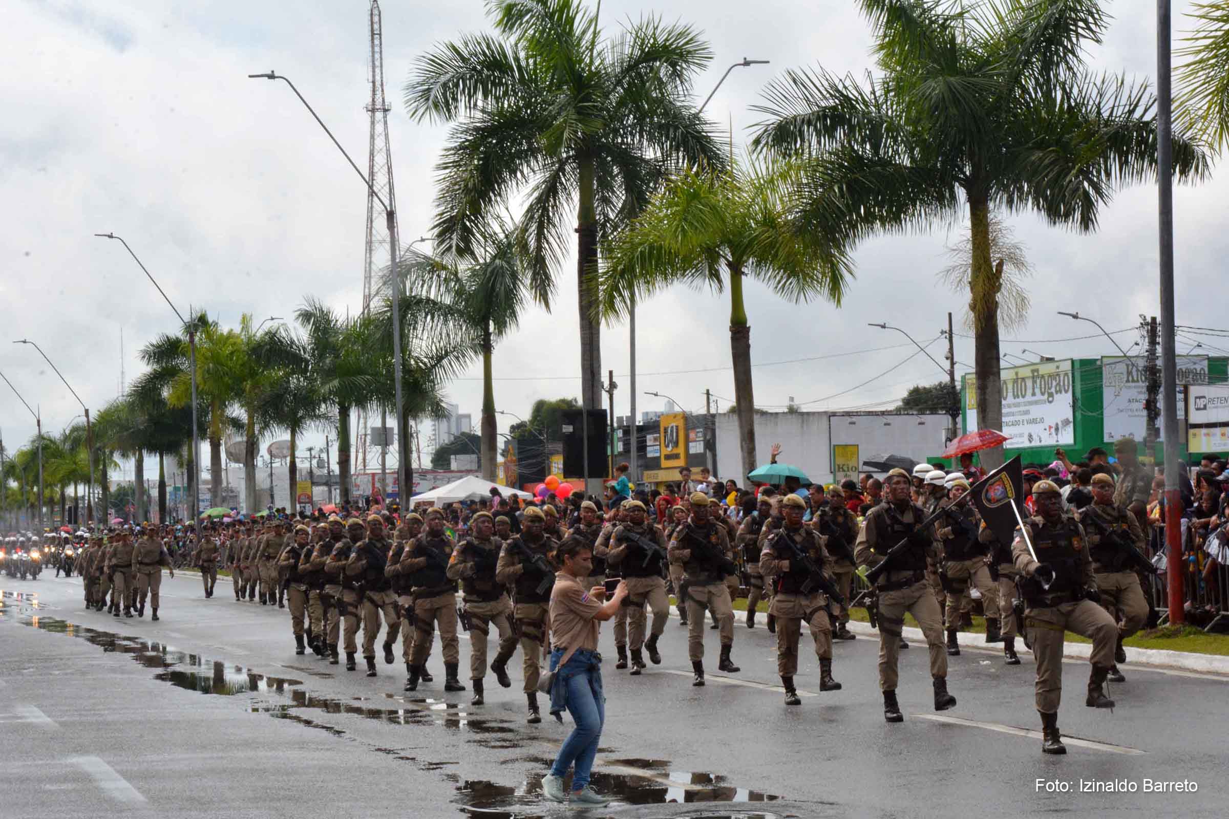 As tropas militares abrem o desfile com a marcha dos veteranos do 35º Batalhão de Infantaria.