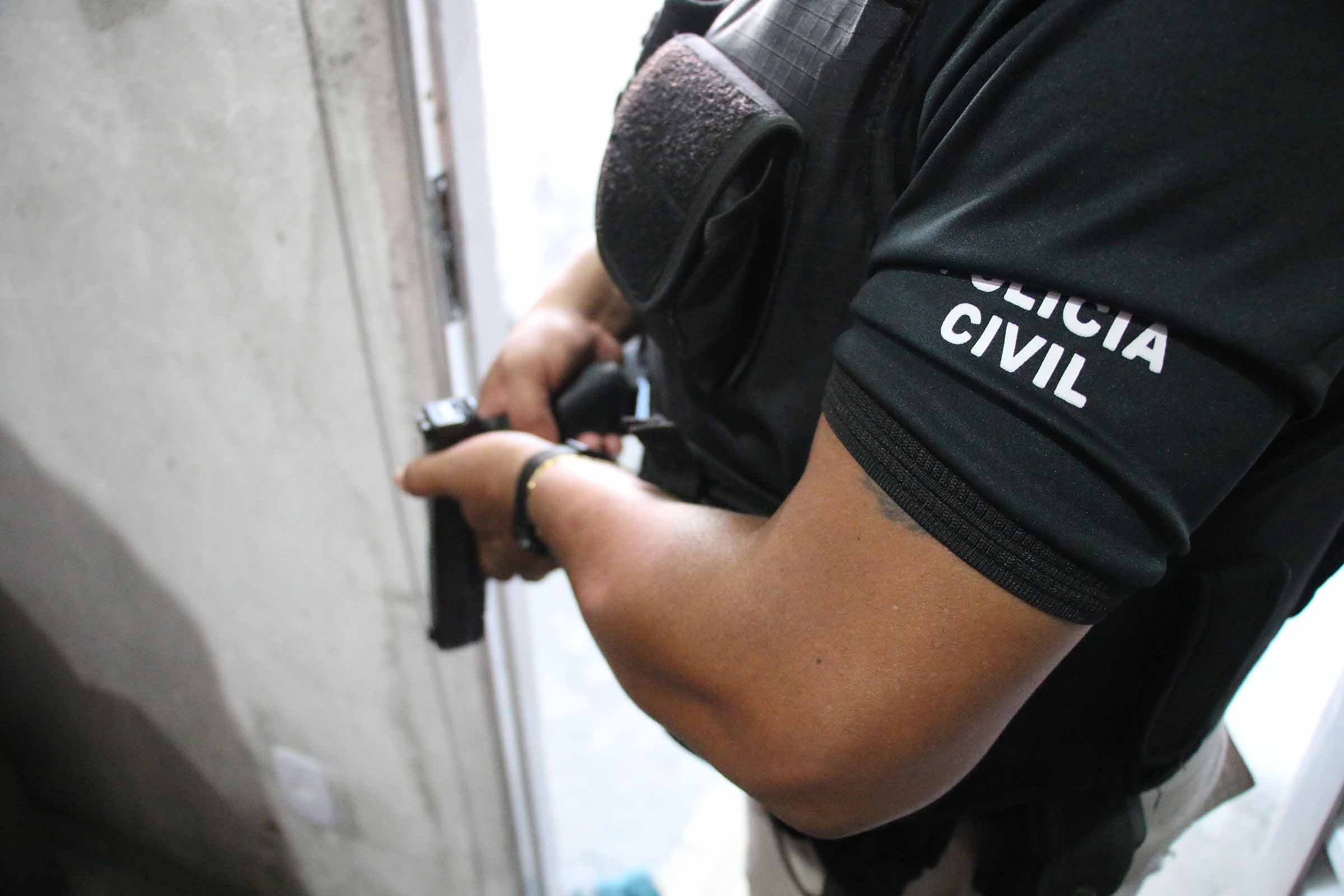 Equipes da Polícia Civil, em ação conjunta com outras forças de segurança, realizam operação contra organização criminosa em Salvador e Feira de Santana.